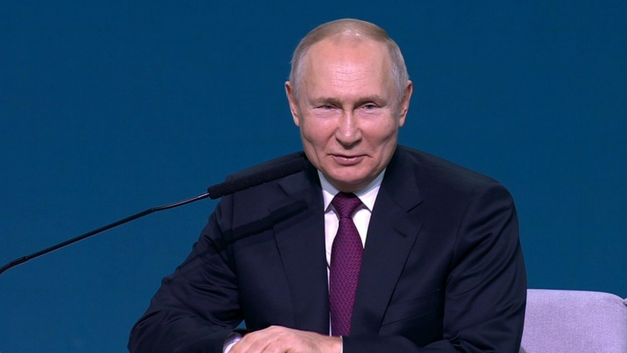 Путин поиронизировал про социальную дистанцию на конференции по ИИ