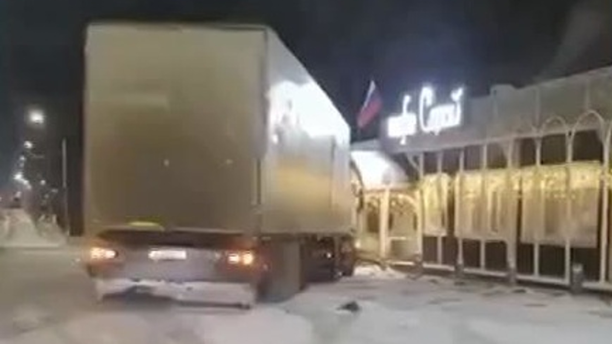 Под Владимиром фура протаранила придорожное кафе