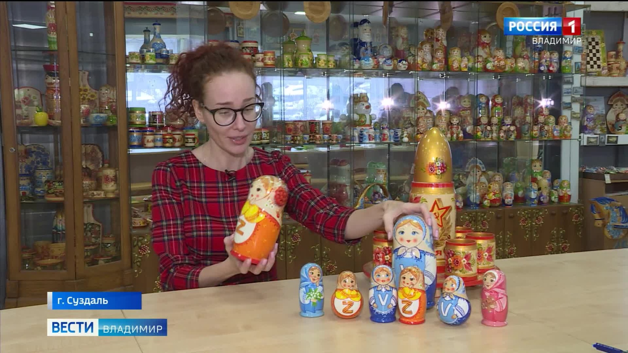 Суздальские художники создали матрешек Zою и Vалю