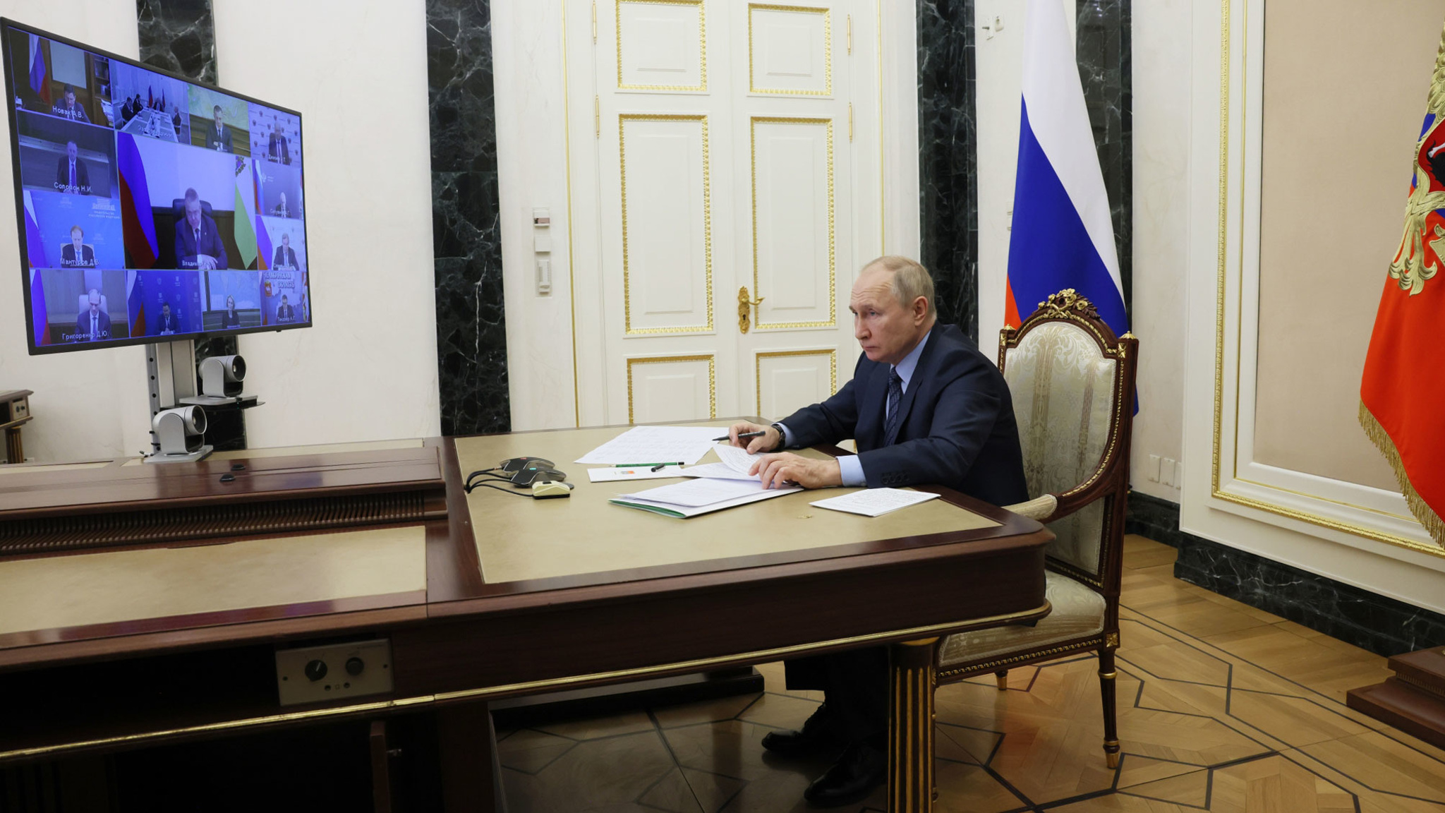 Путин поставил задачи правительству: транспорт, переработка мусора и рост зарплат