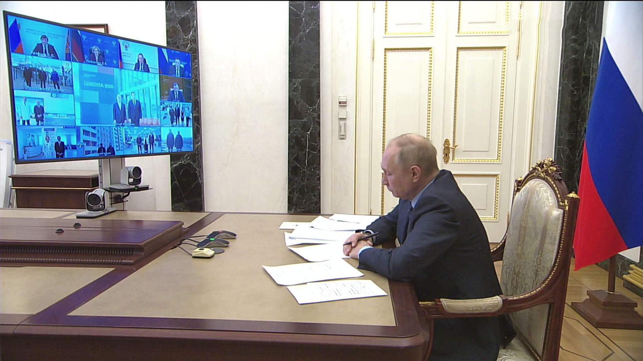 Владимир Путин принял участие в церемонии открытия социальных объектов