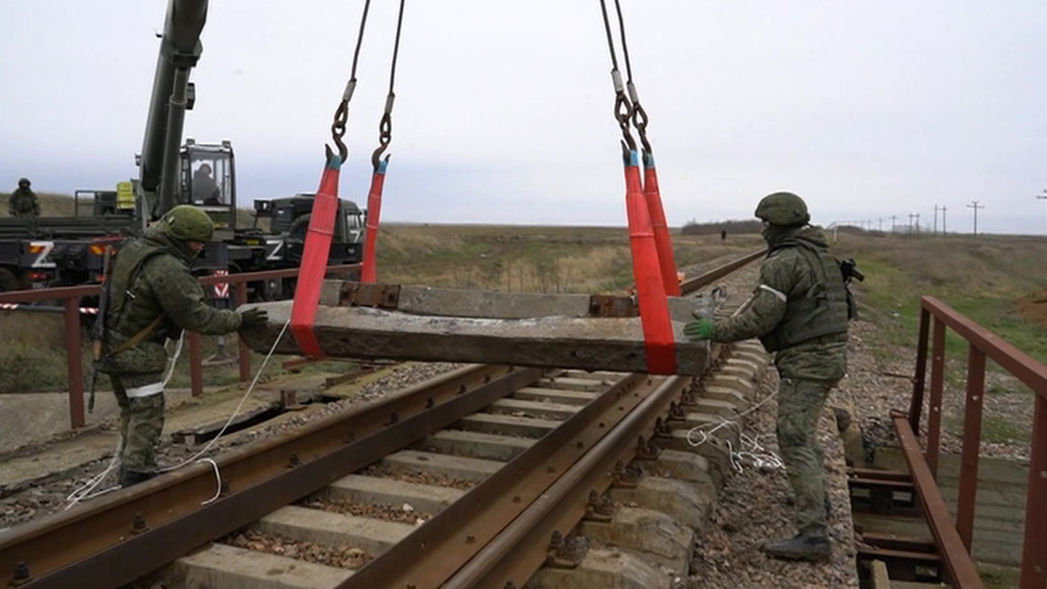Наш бронепоезд вышел с запасного пути