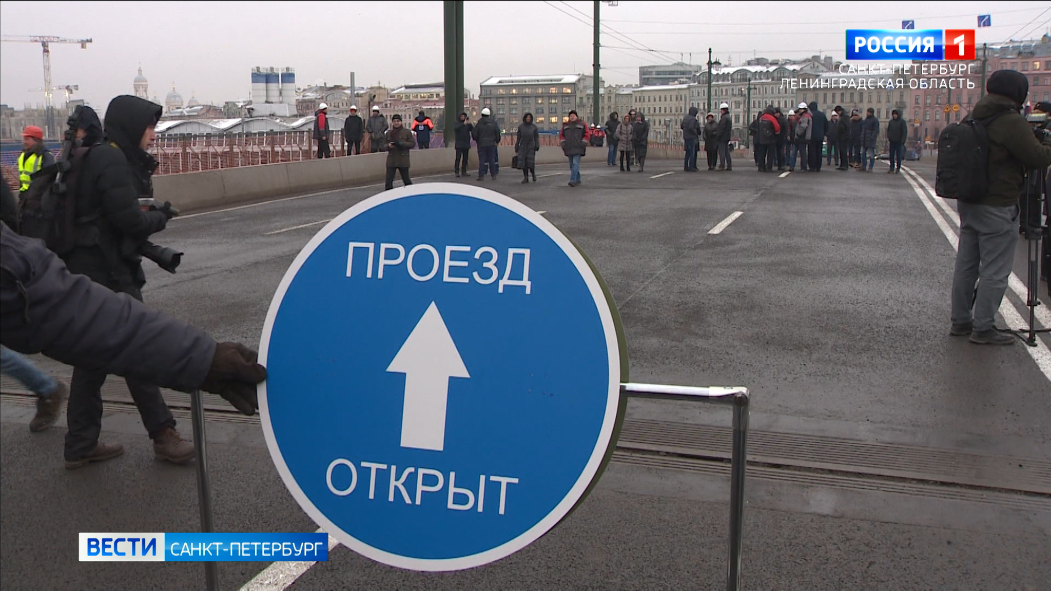Биржевой мост открыли для автомобилей и пешеходов