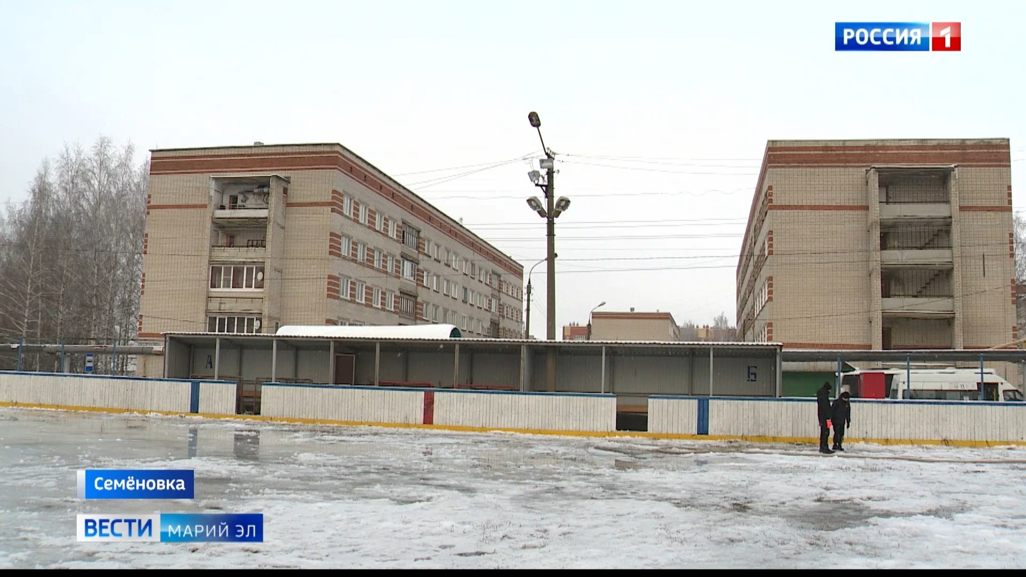 В Семёновке начали заливать  ледовый каток