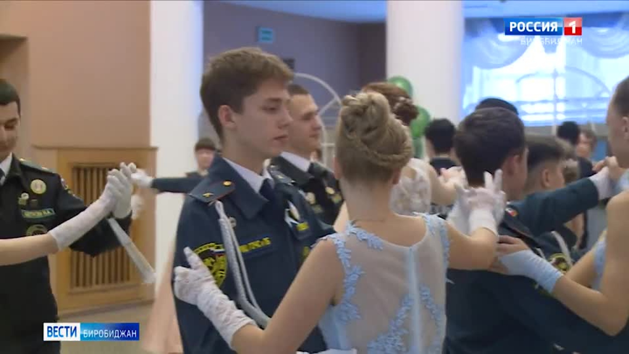 В Биробиджане  прошел большой бал кадетов