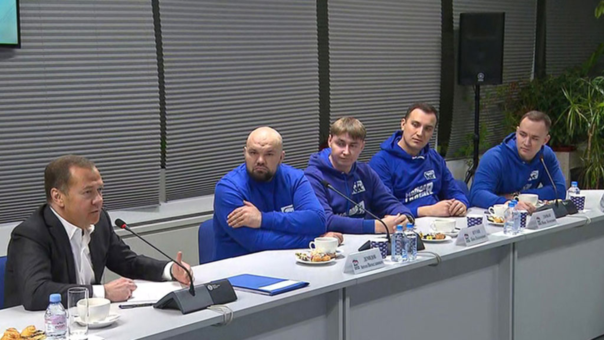 "Единая Россия" провела встречу с молодыми добровольцами