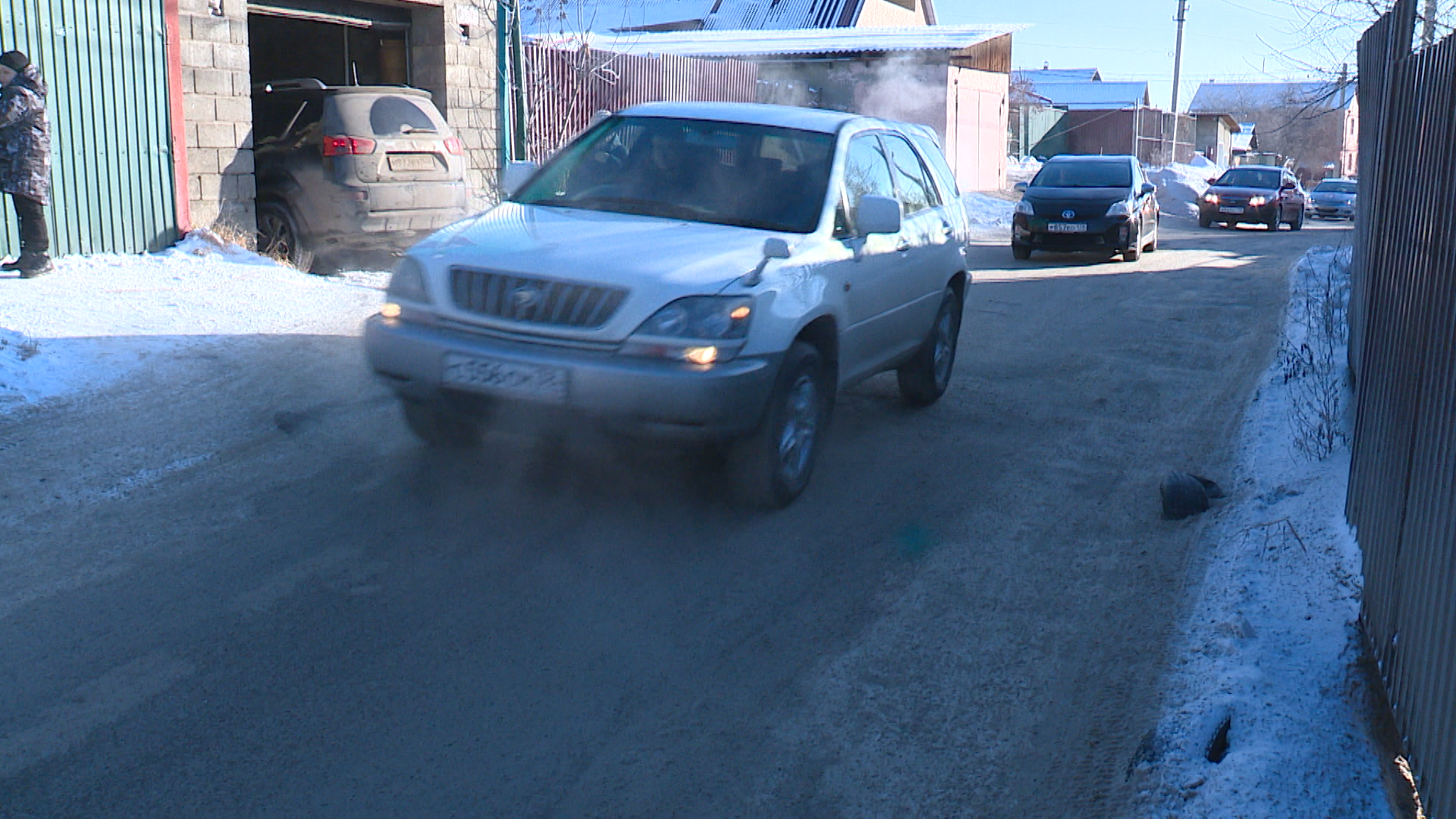 Жители сразу трех иркутских улиц жалуются на плотный автомобильный поток рядом с их домами