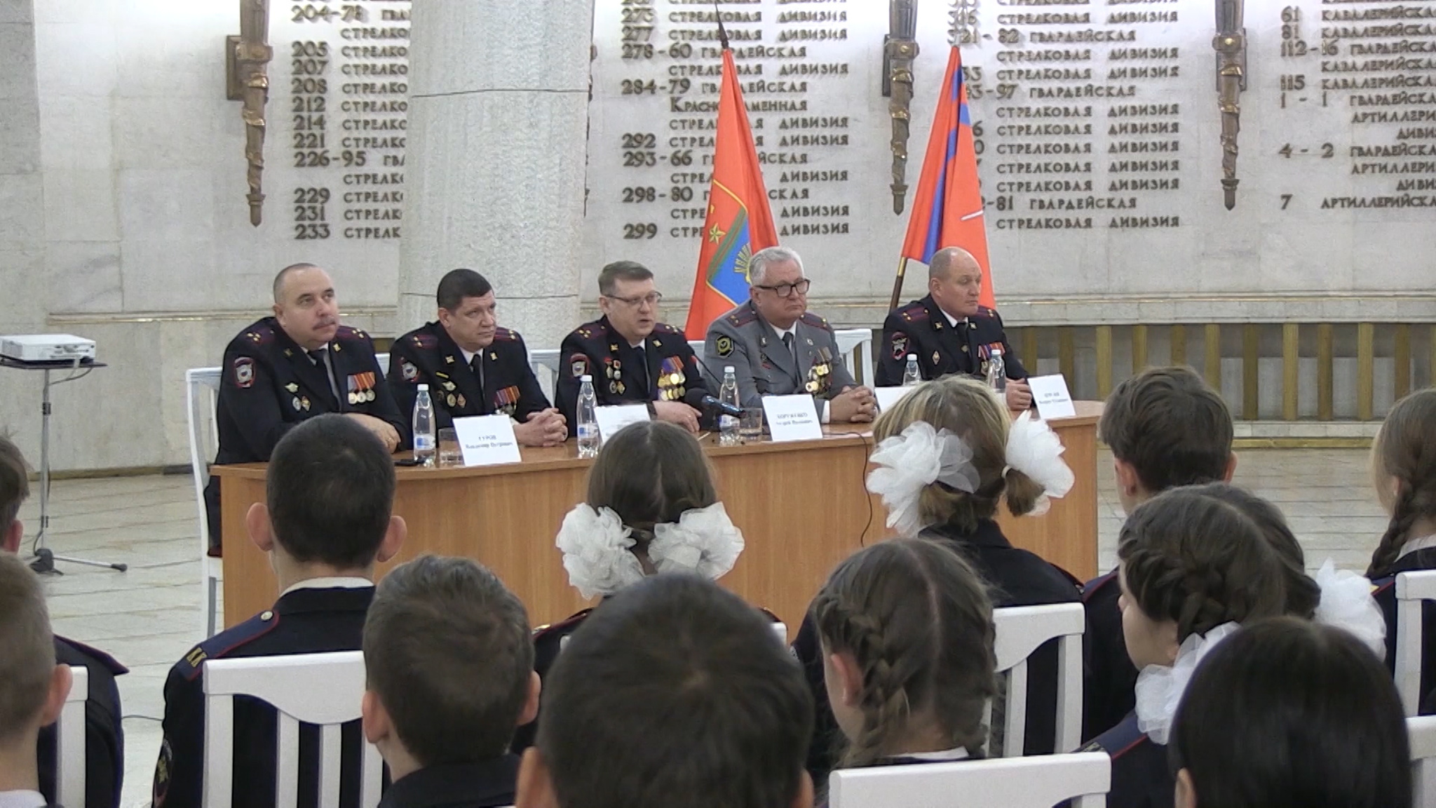 Волгоградские полицейские поделились героическим опытом с кадетами