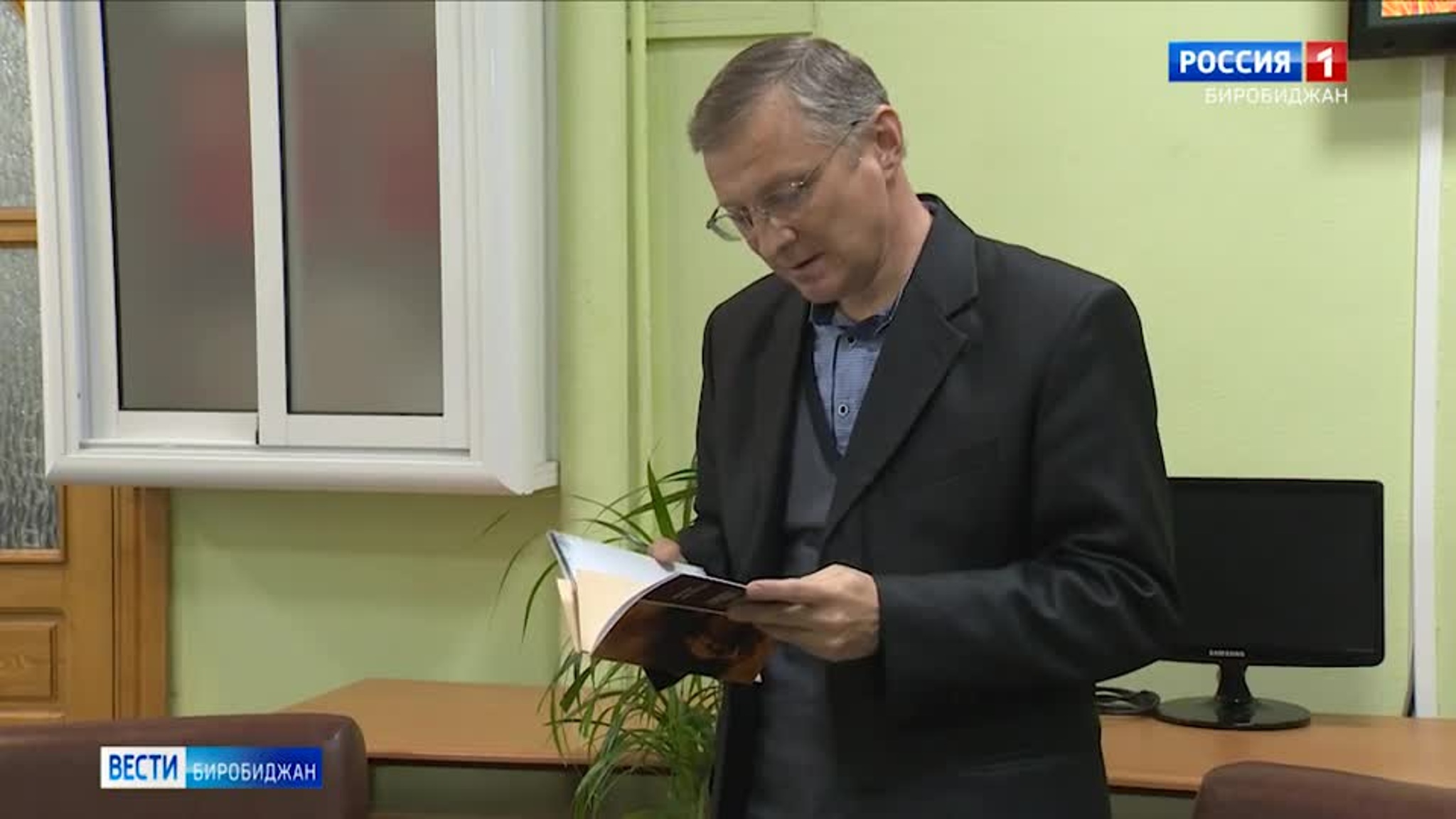 Виктор Антонов презентовал книгу "Грохот дальних гроз"