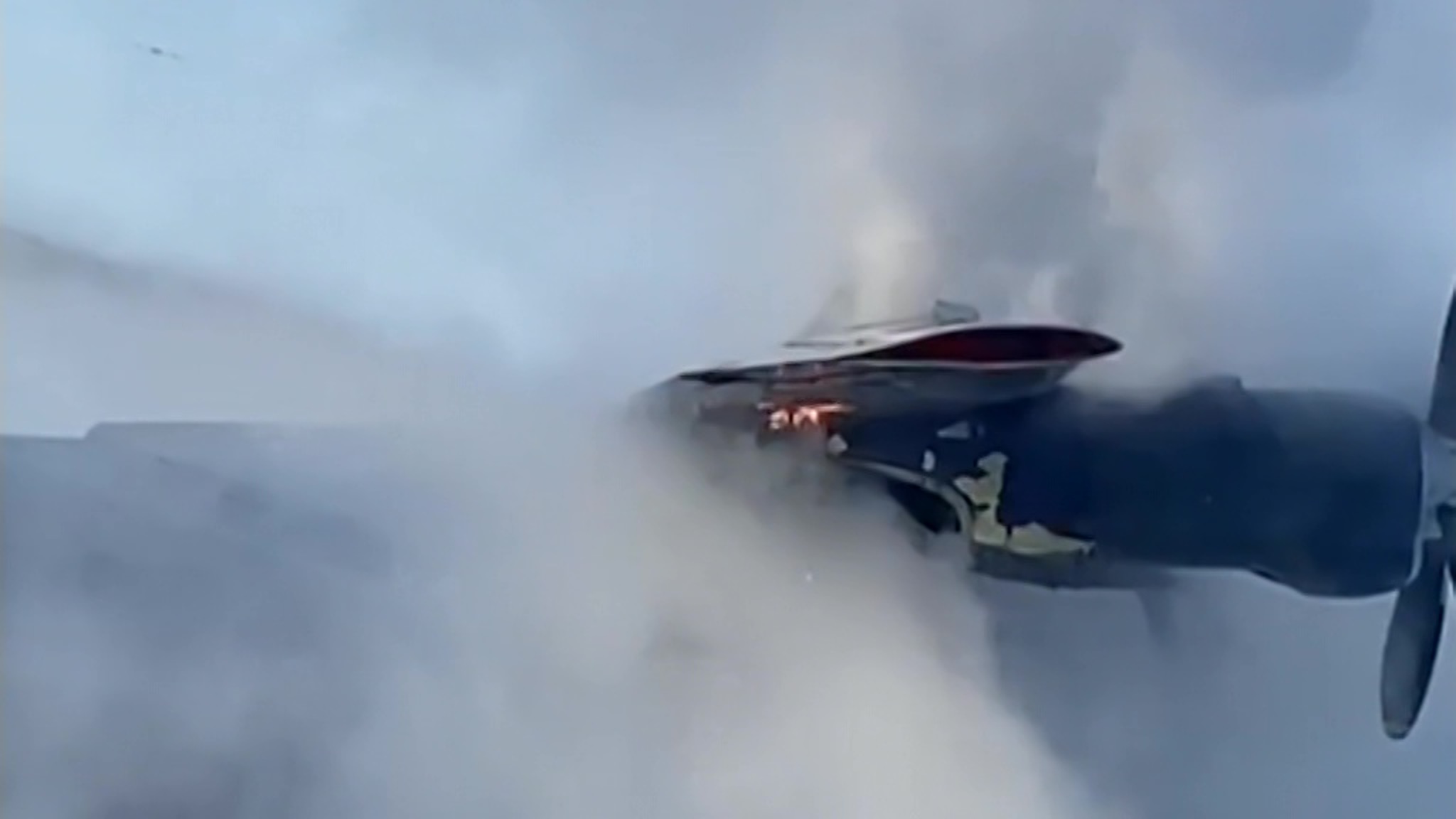 На самолете Ан-12 после вынужденной посадки возник пожар