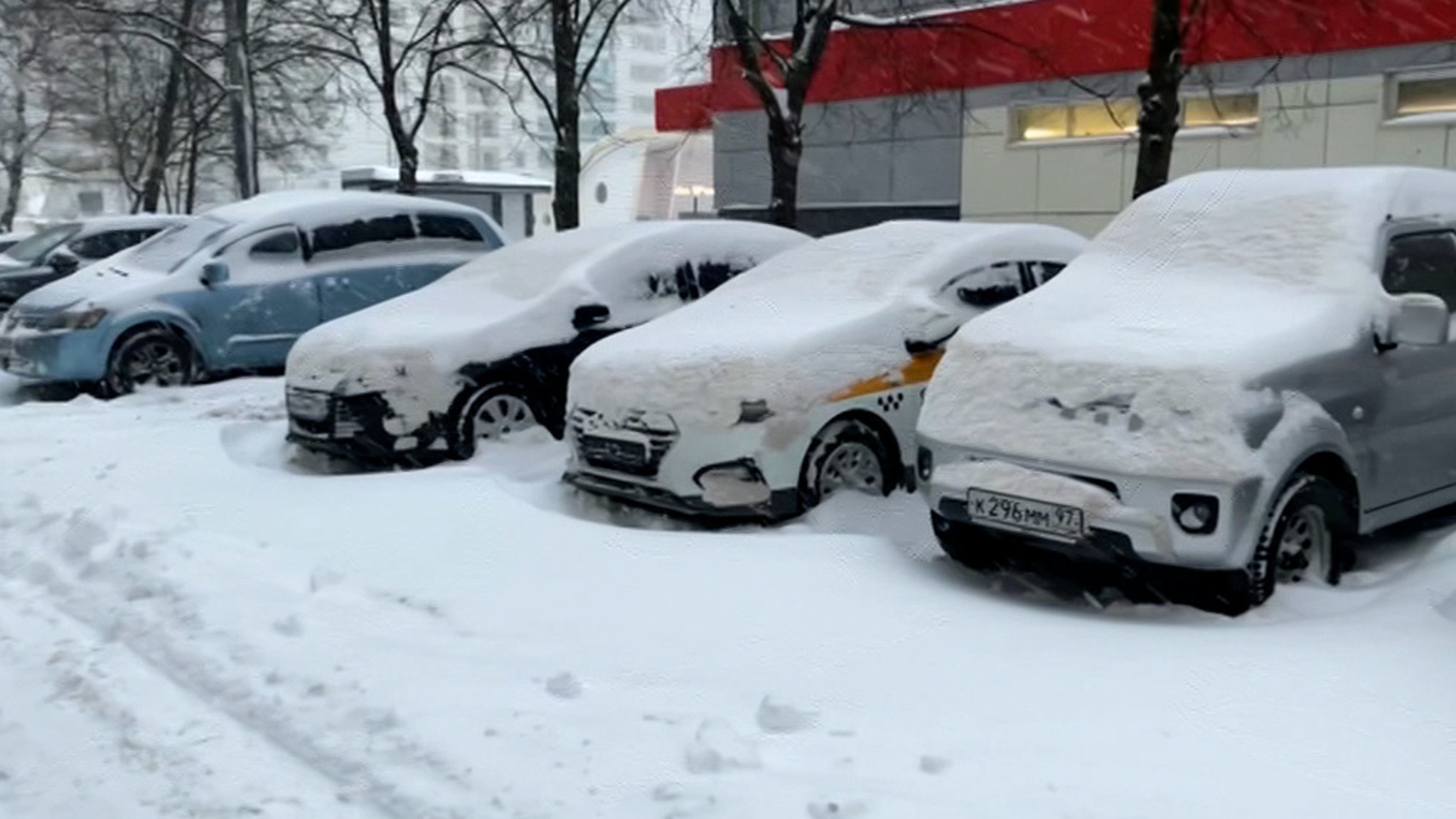 Тысячи коммунальщиков расчищают Москву после небывалого снегопада