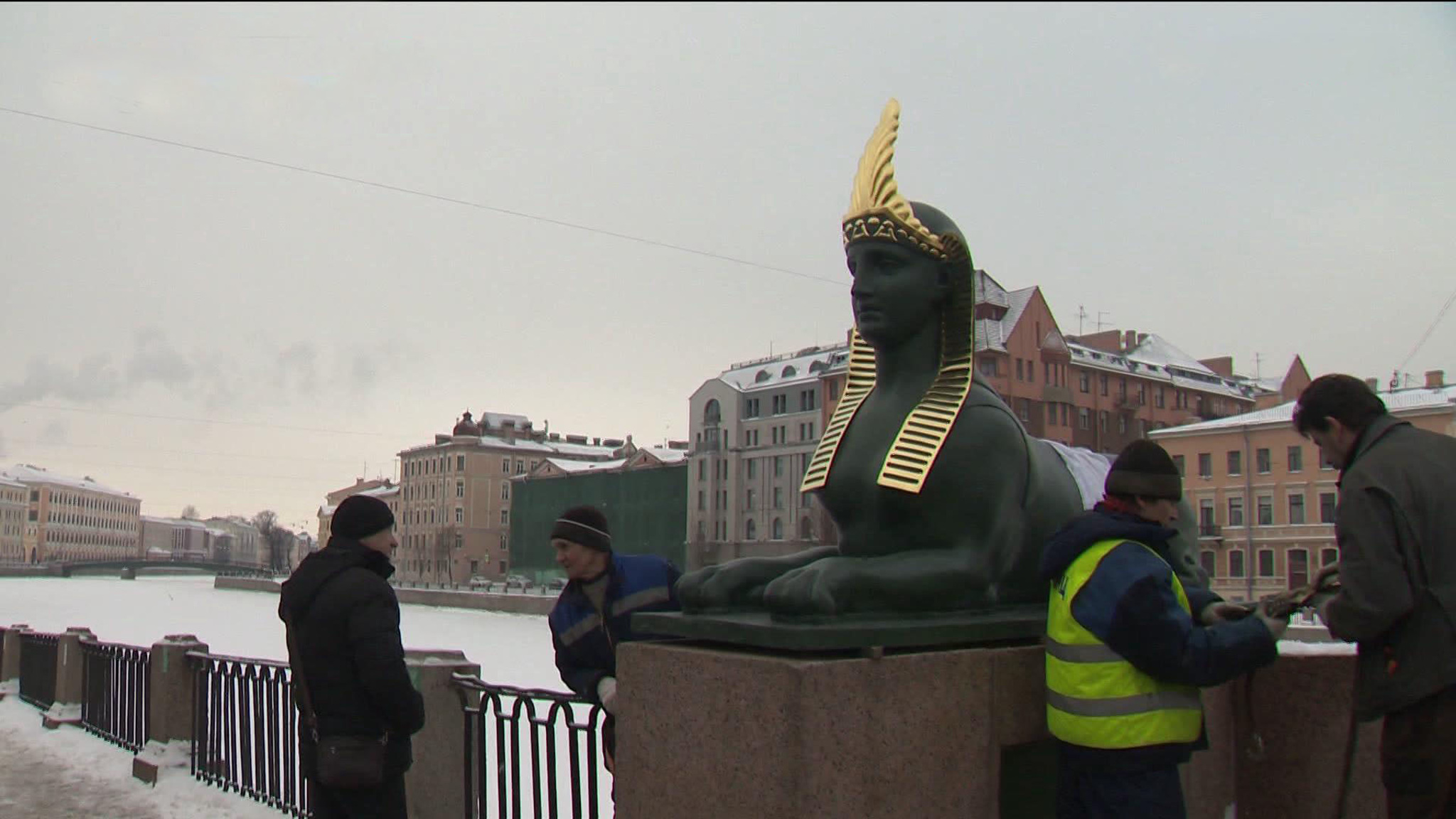 Сфинксов вернули на Египетский мост в Петербурге после реставрации