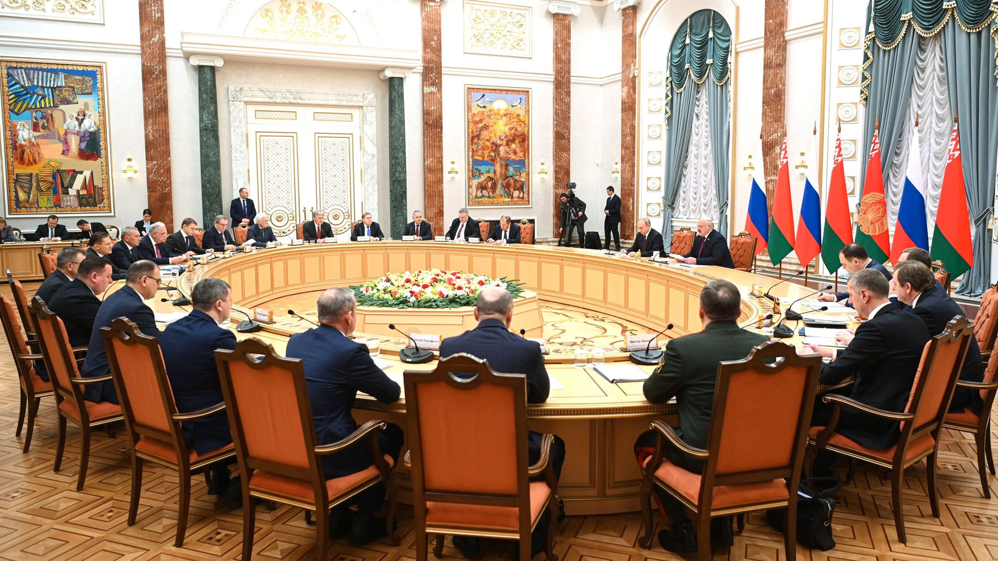 Встреча Путина с Лукашенко началась с каравая и цветов