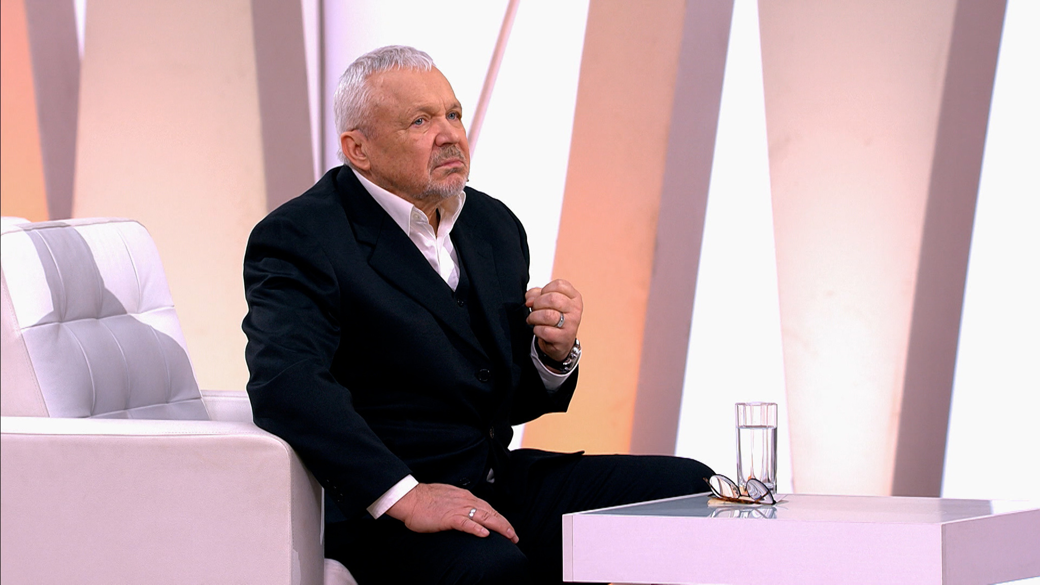 "Я их не уважаю". Василий Мищенко об уехавших артистах