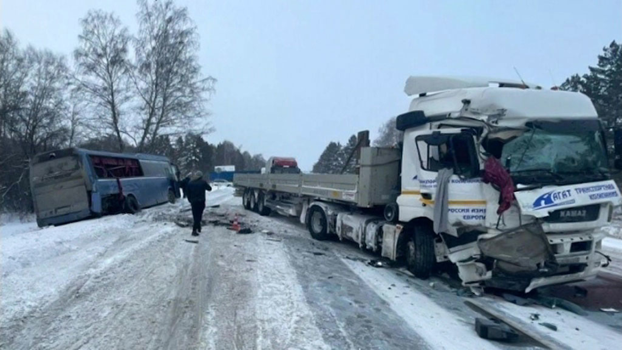 Под Новосибирском автобус с детьми столкнулся с "КамАЗом"
