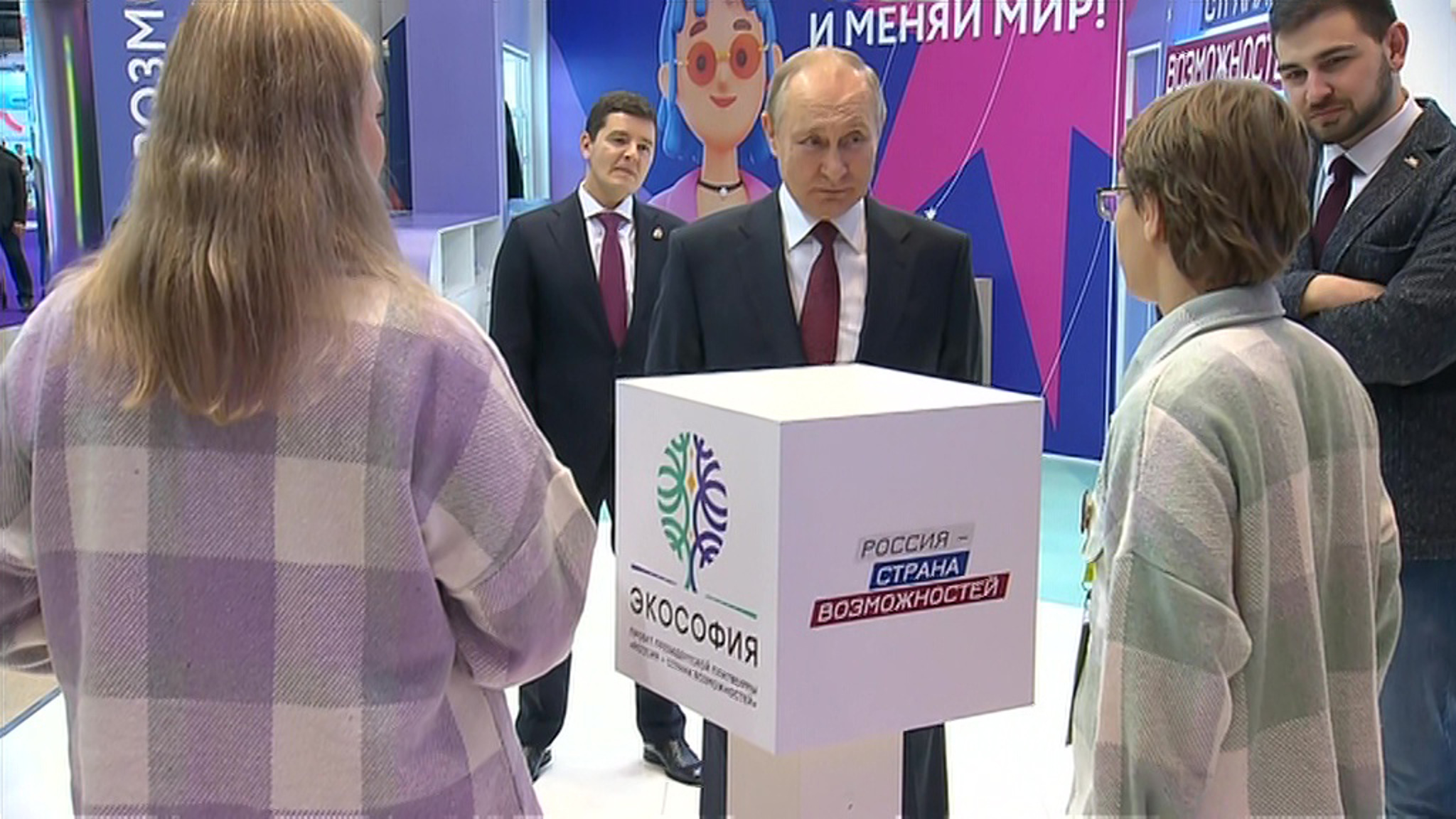 Президент пообщался с детьми на "Елке желаний" в Манеже