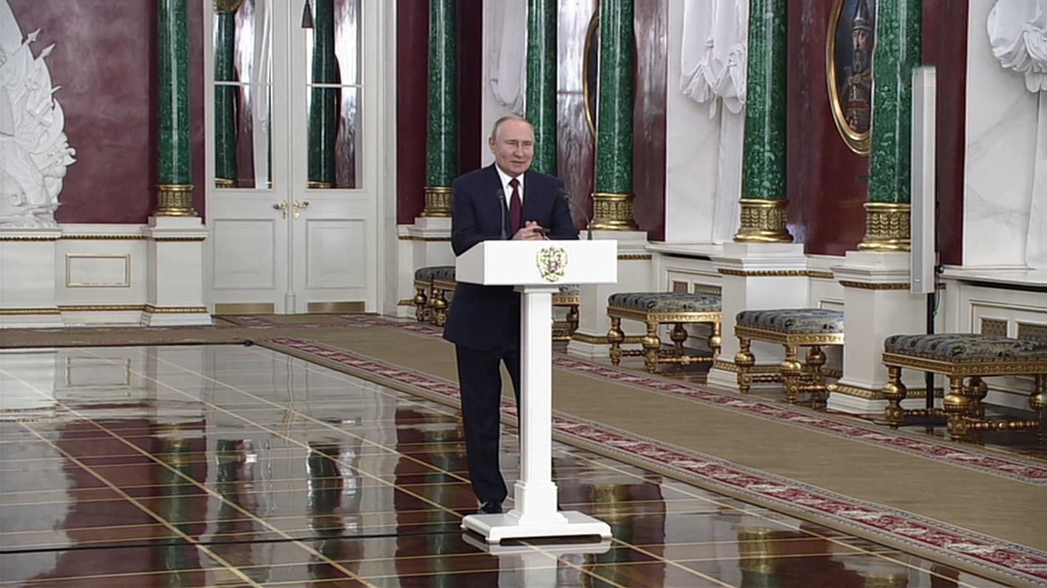 Россия достаточно уверенно прошла этот год, отметил Путин