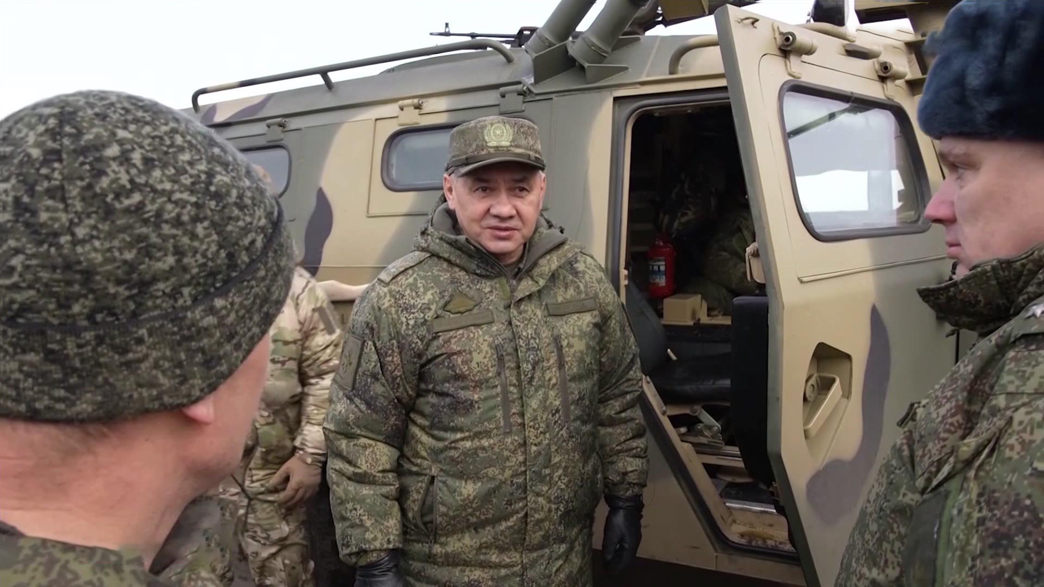 Министр обороны проинспектировал передовые позиции российской армии пешком