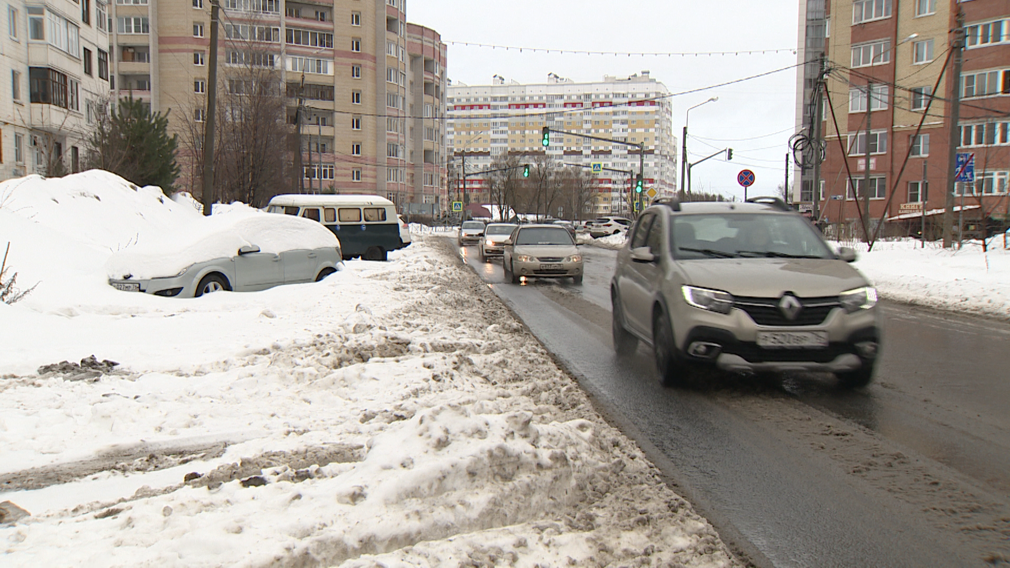 В центре Ярославля начали массово эвакуировать припаркованные автомобили