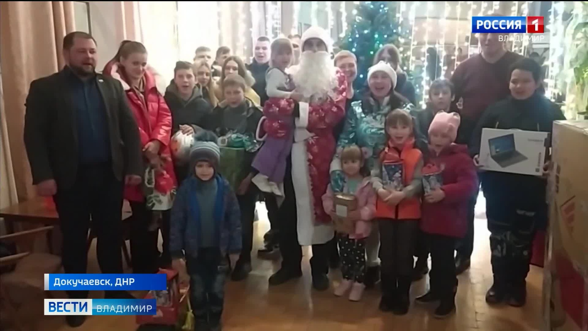 Владимирские Дед Мороз и Снегурочка вручили подарки детям Докучаевска