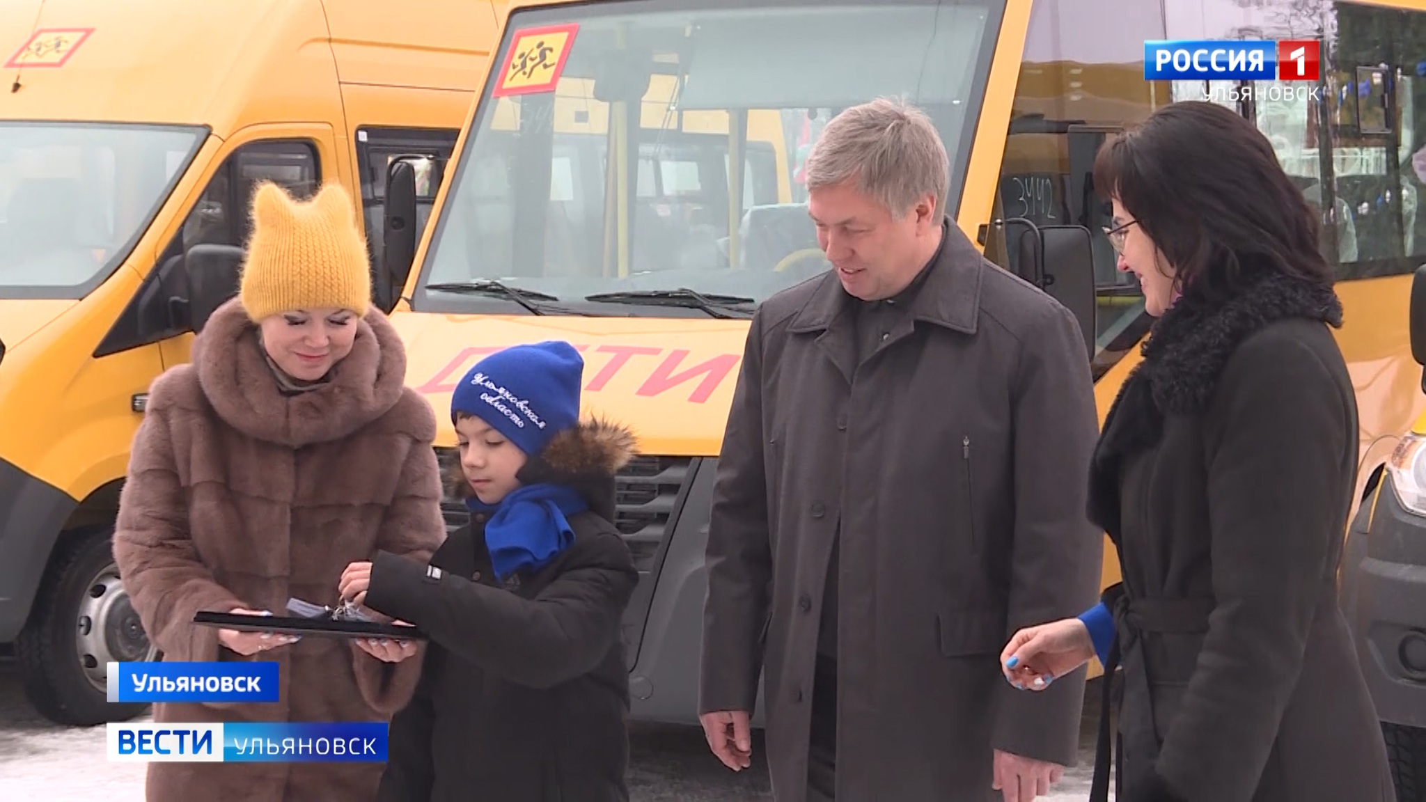 На центральной площади Ульяновска вручали ключи от новых школьных автобусов