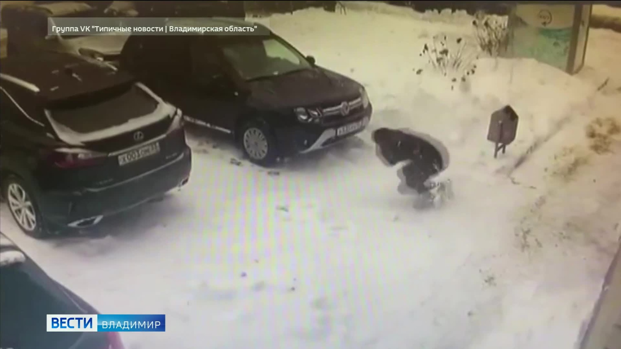 Во Владимире на прохожего с крыши дома упал огромный снежный ком