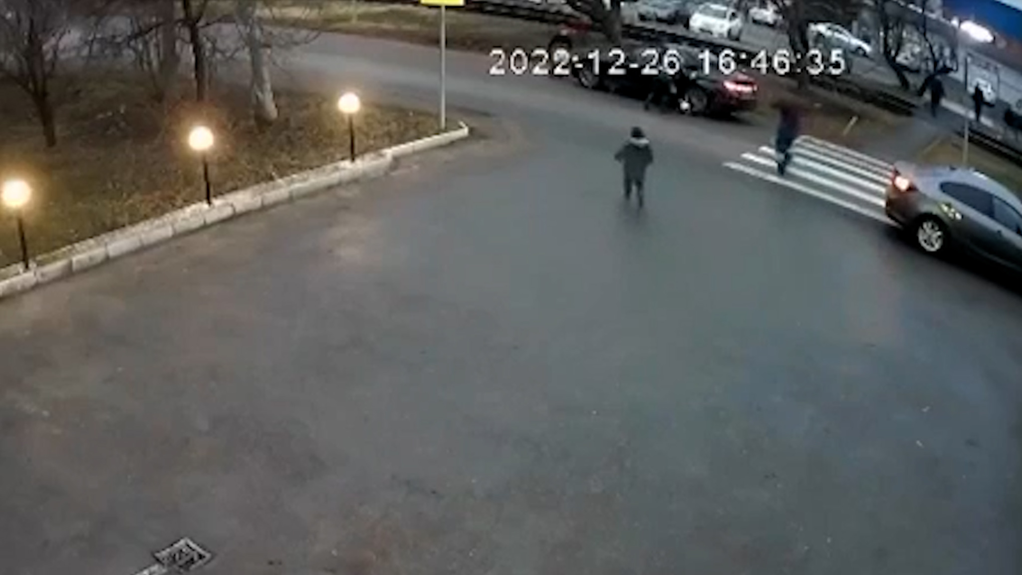 Женщина с тремя детьми попала под машину на зебре