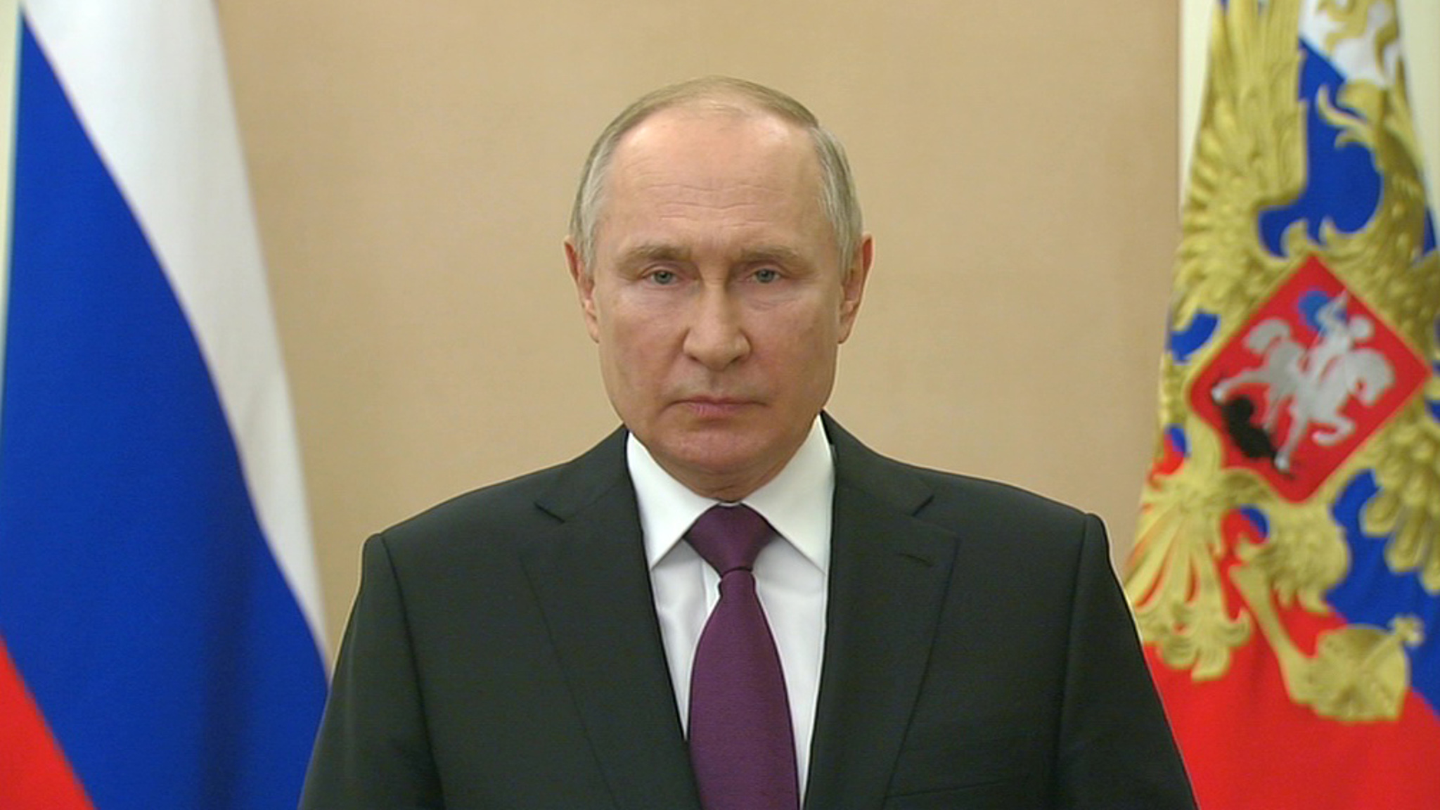 Путин поздравил сотрудников и ветеранов МЧС с Днем спасателя