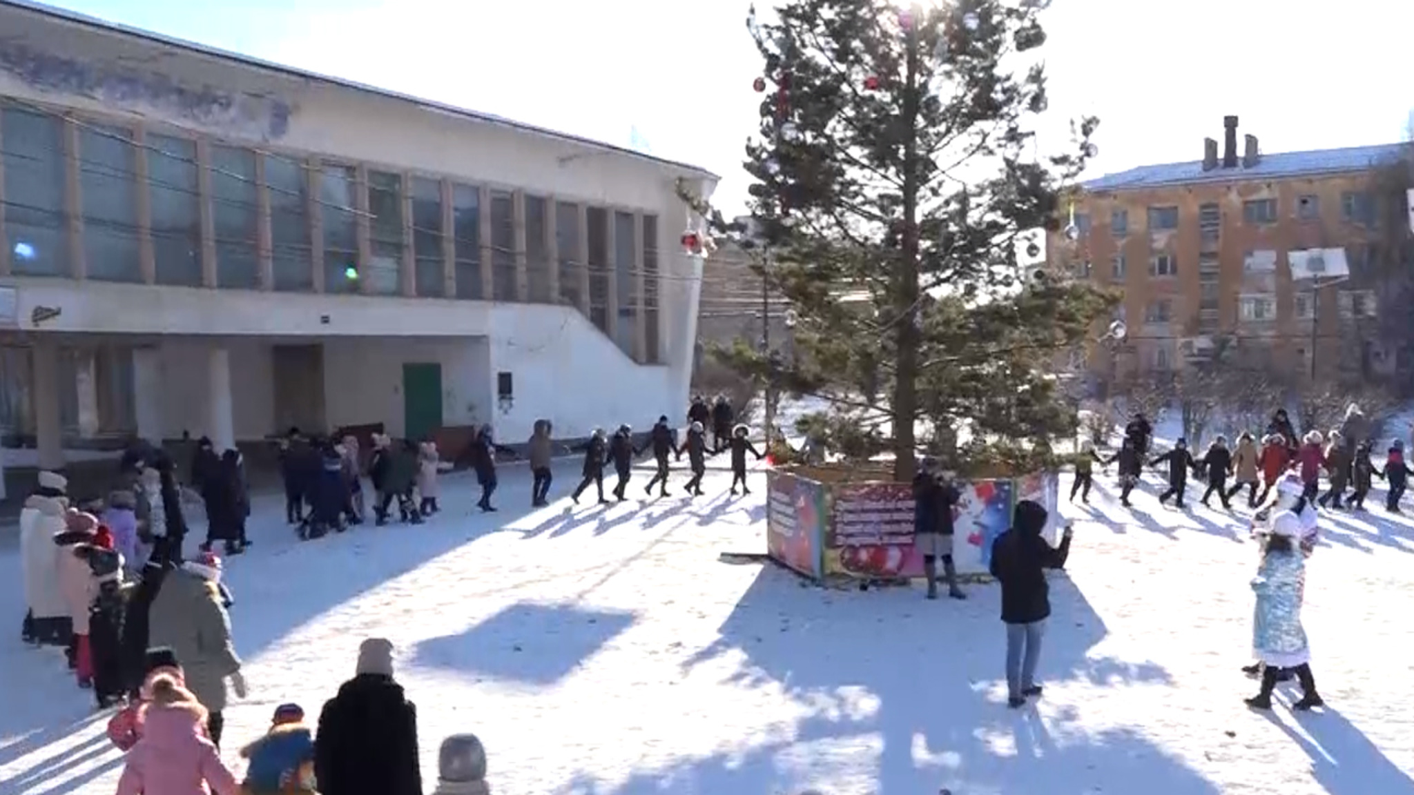 С наступающим Новым годом поздравили семьи мобилизованных забайкальцев в поселке Горный