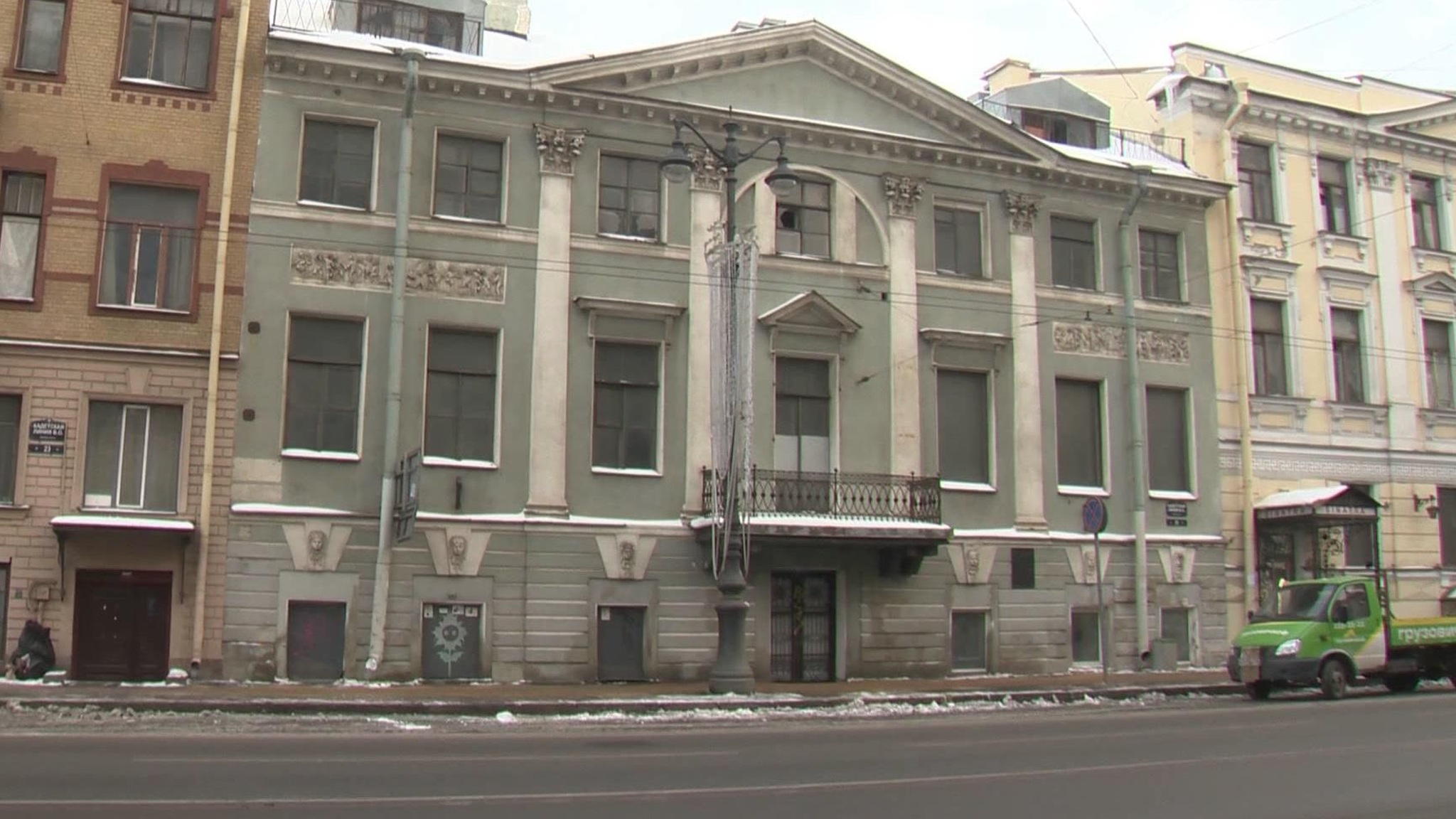 Власти Петербурга реализуют программу по возвращению к жизни полуразрушенных исторических особняков