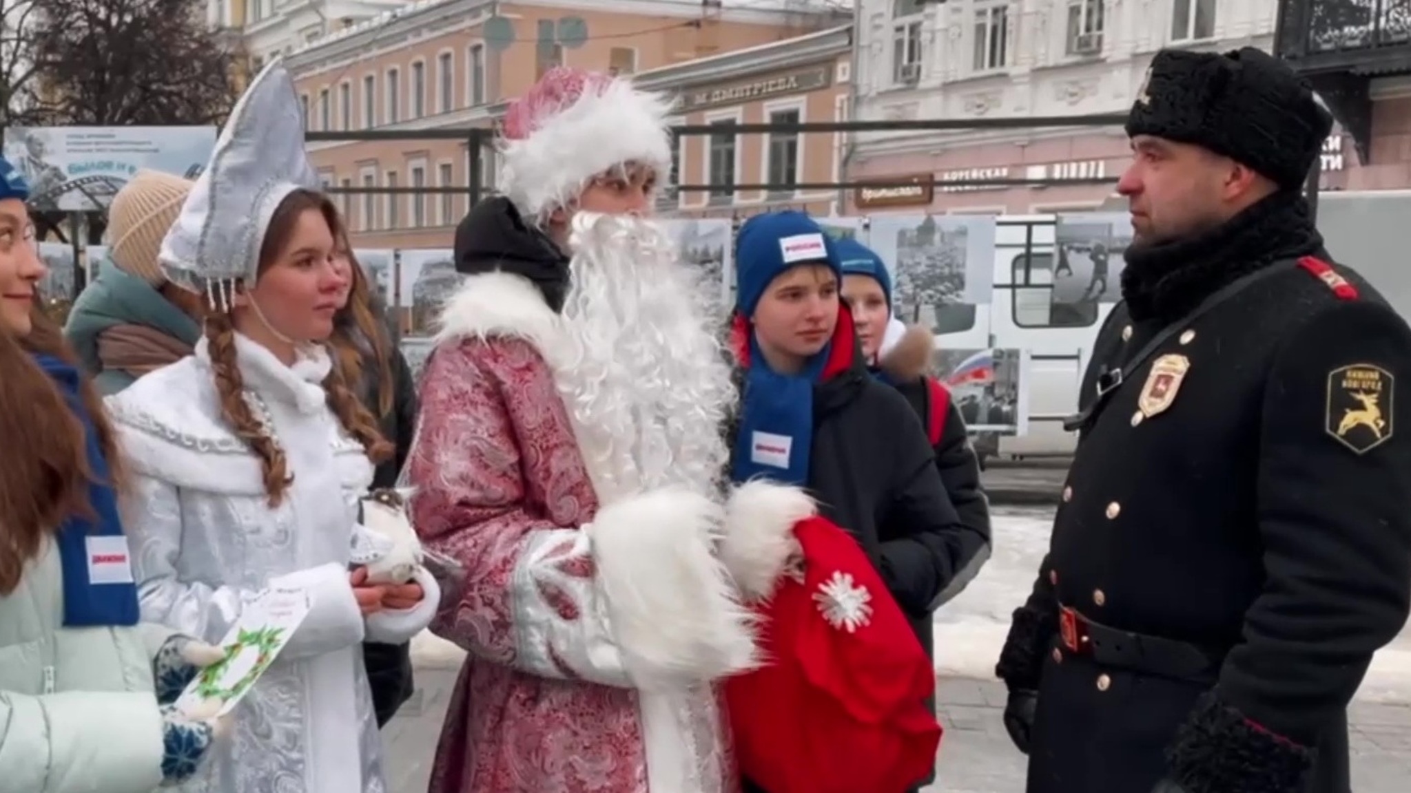 Участники "Движения первых" поздравят с Новым годом тех, кто всегда на посту