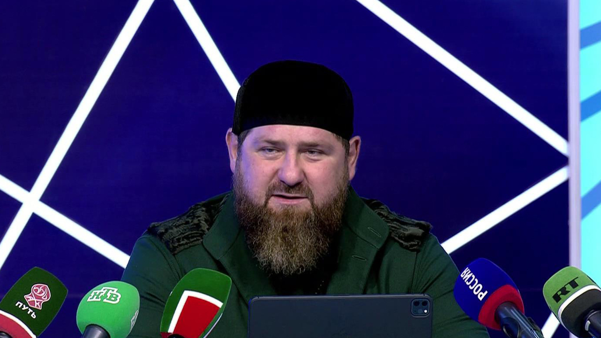Кадыров решил несколько проблем граждан во время прямого эфира