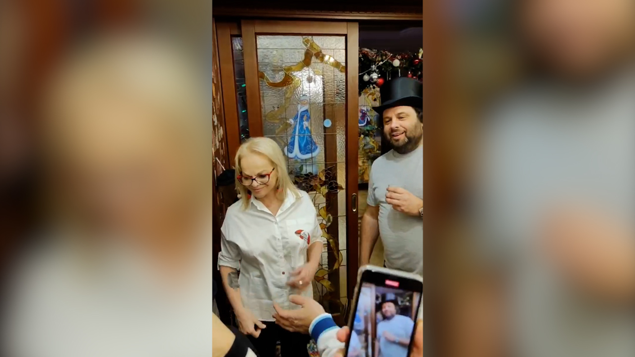 Лариса Долина показала проводы старого года со своим коллективом