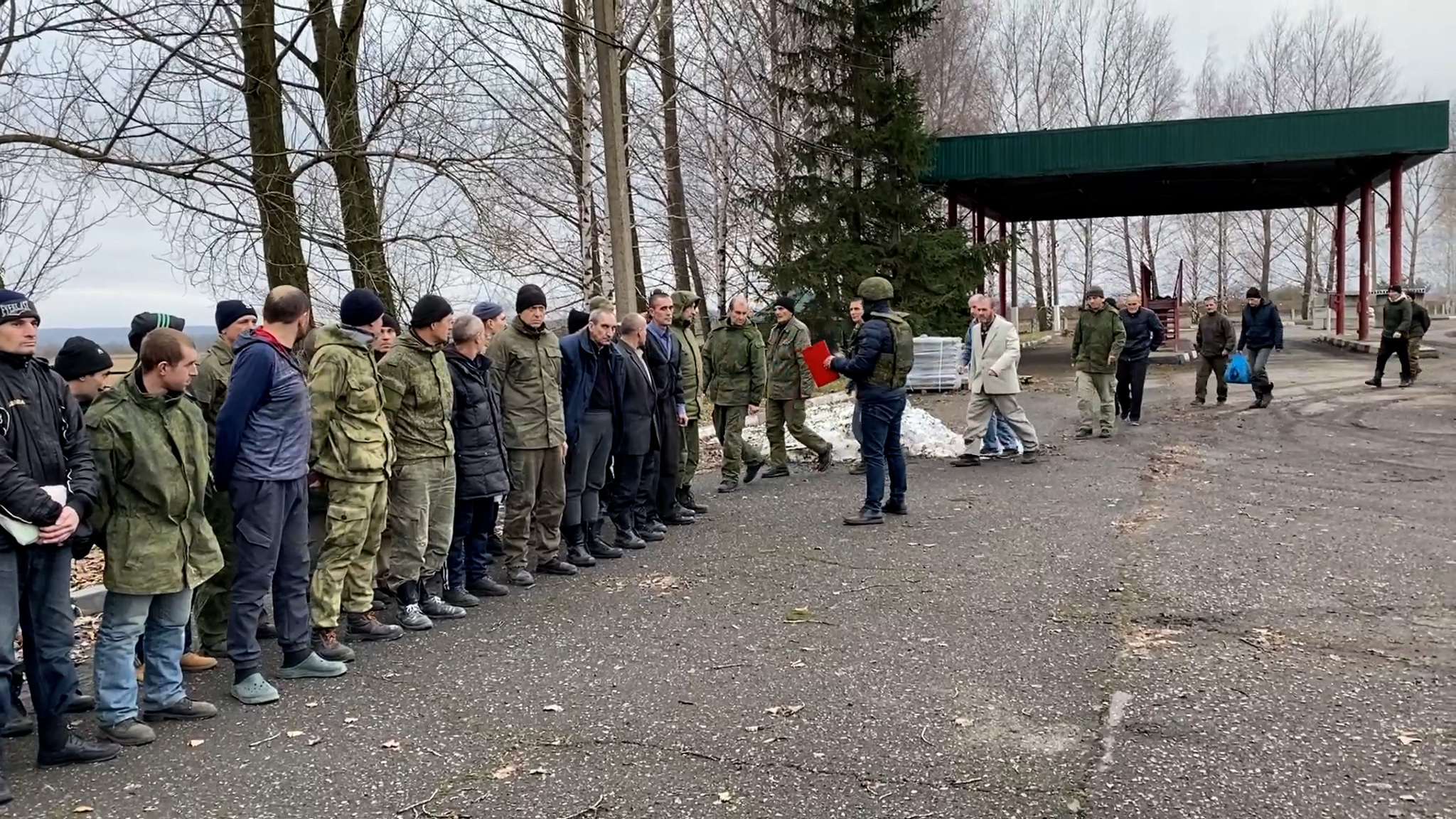 82 российских военных вернулись из смертельно опасного плена