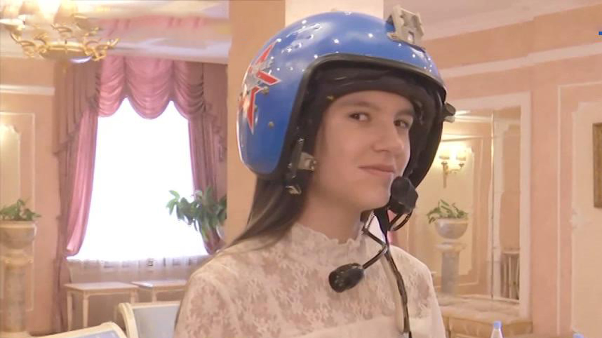 Сергей Шойгу исполнил мечту девочки о настоящем шлеме летчика