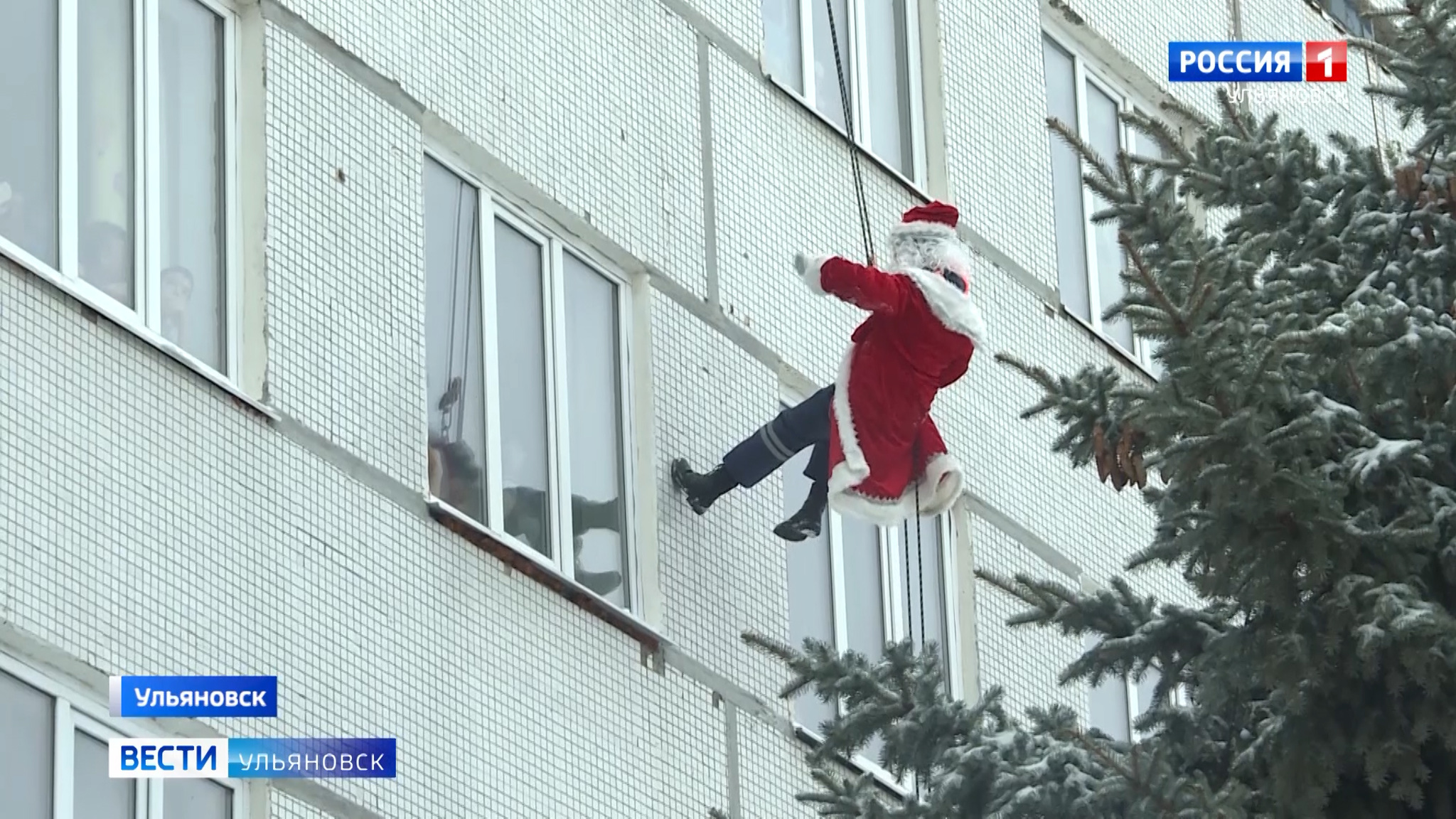 В преддверии нового года сотрудники МЧС на несколько часов примерили на себя роль волшебников