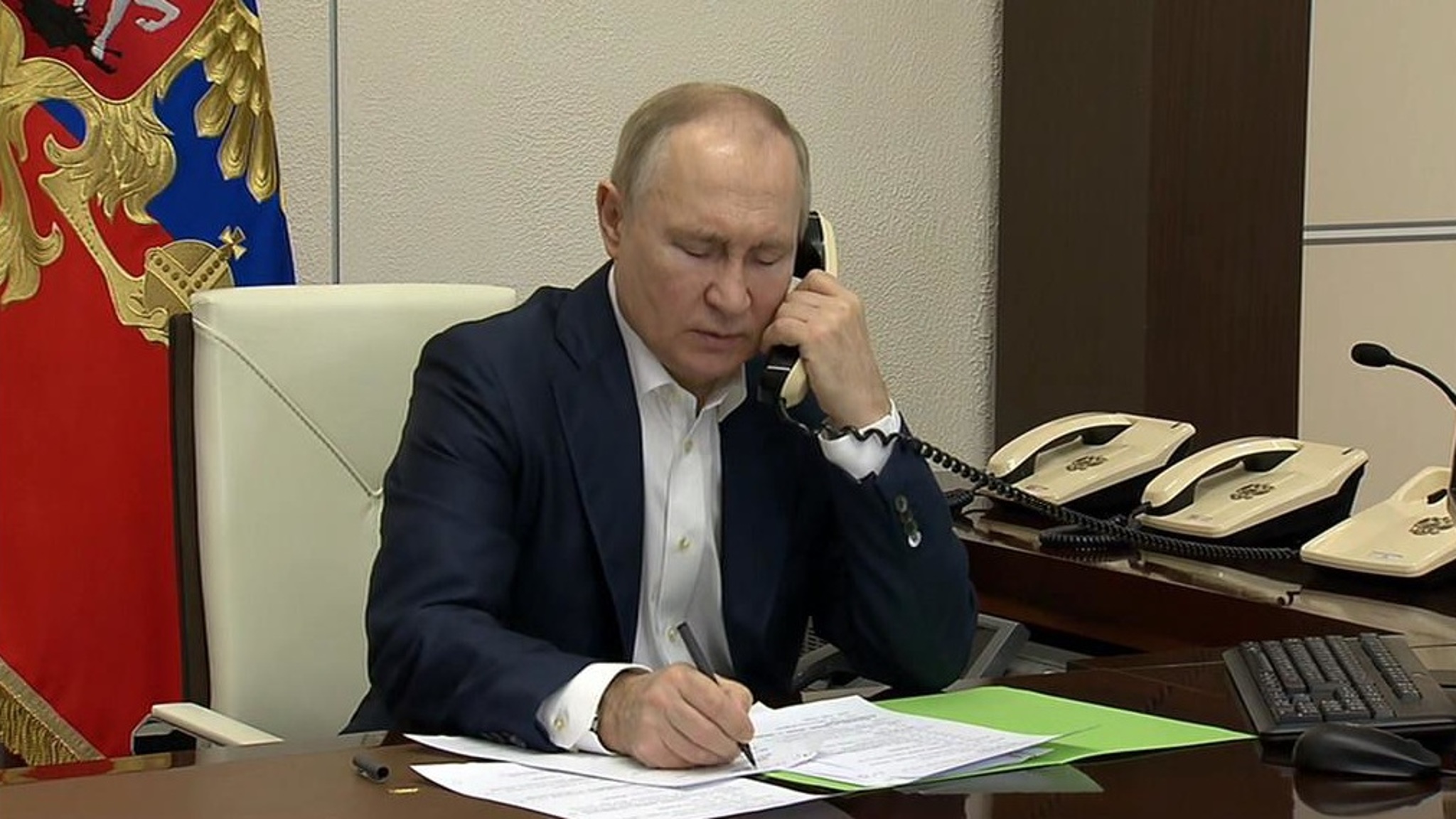Путин провел телефонный разговор с Моди