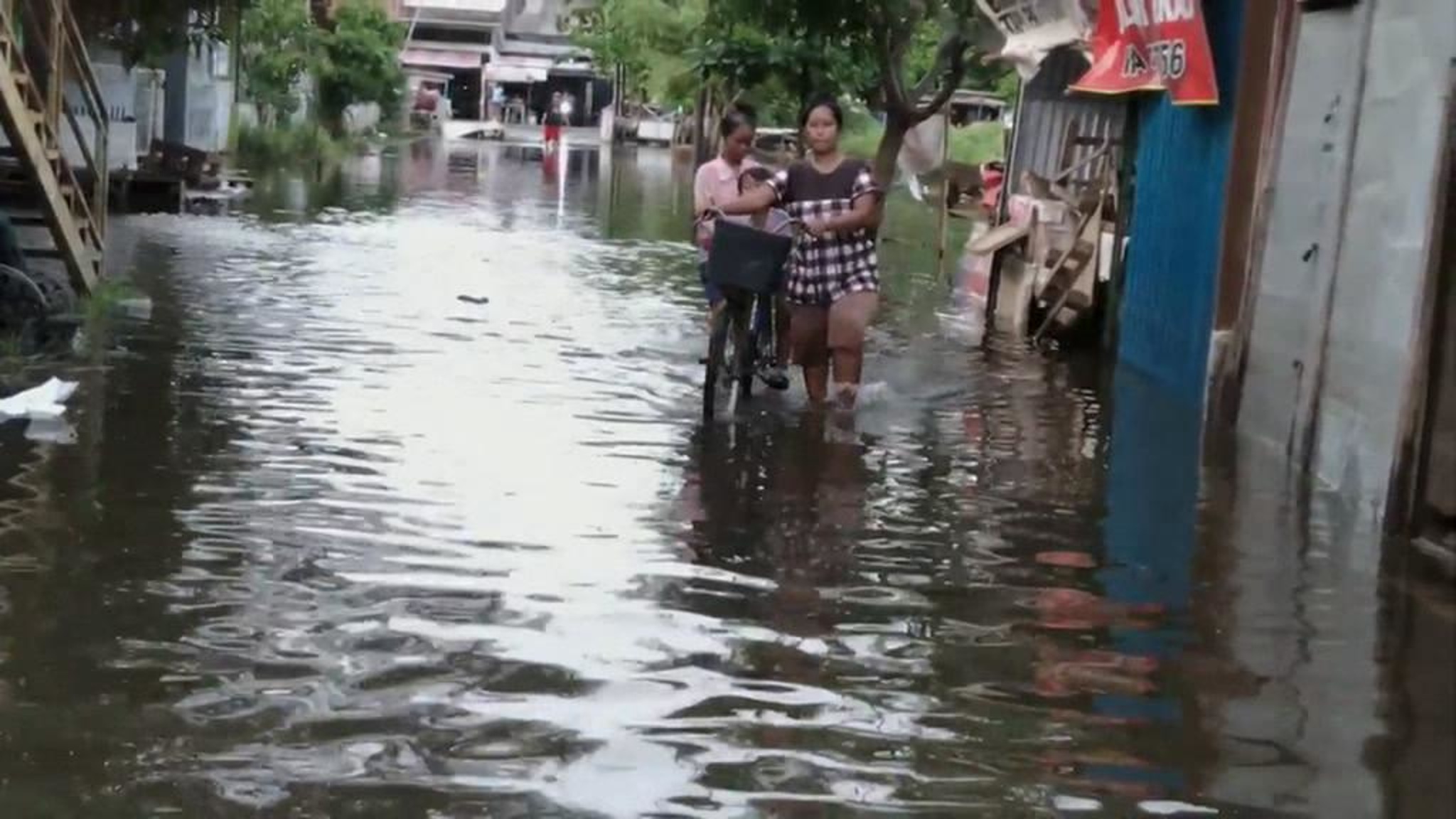 Ливни затопили Мекку, циклон погрузил под воду часть острова Ява