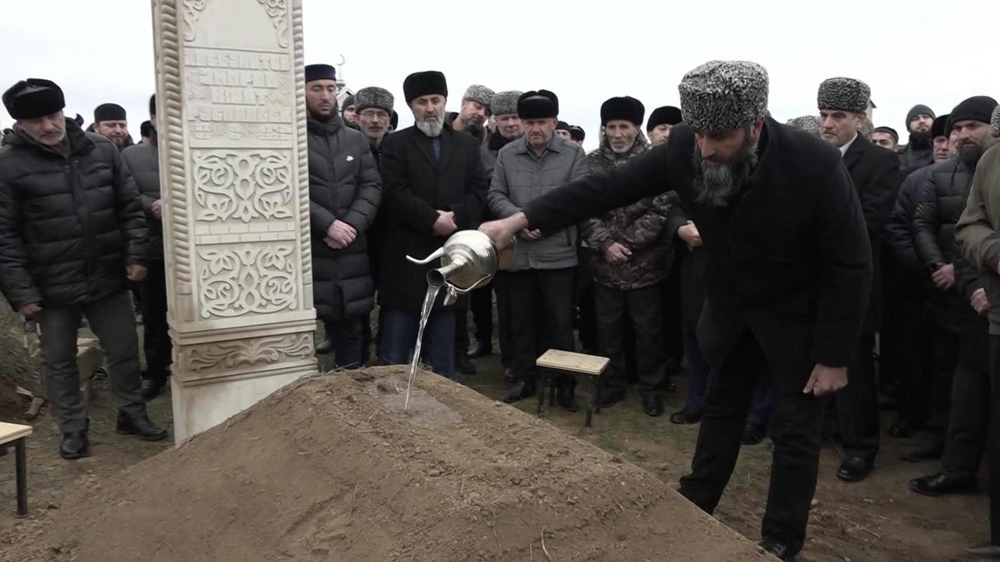 Проводить Руслана Хасбулатова в последний путь приехали сотни людей