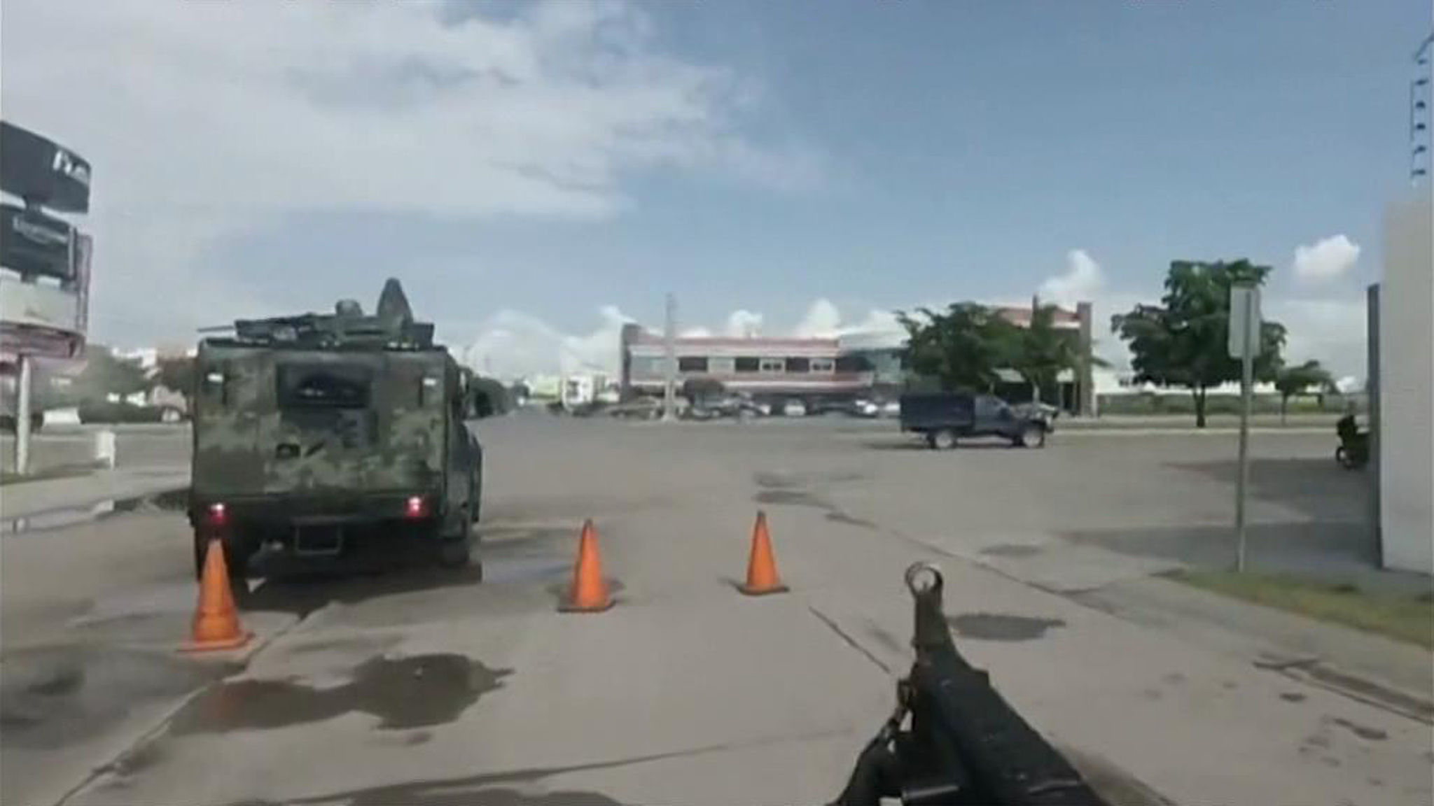Боевики мексиканского наркокартеля устроили уличные бои