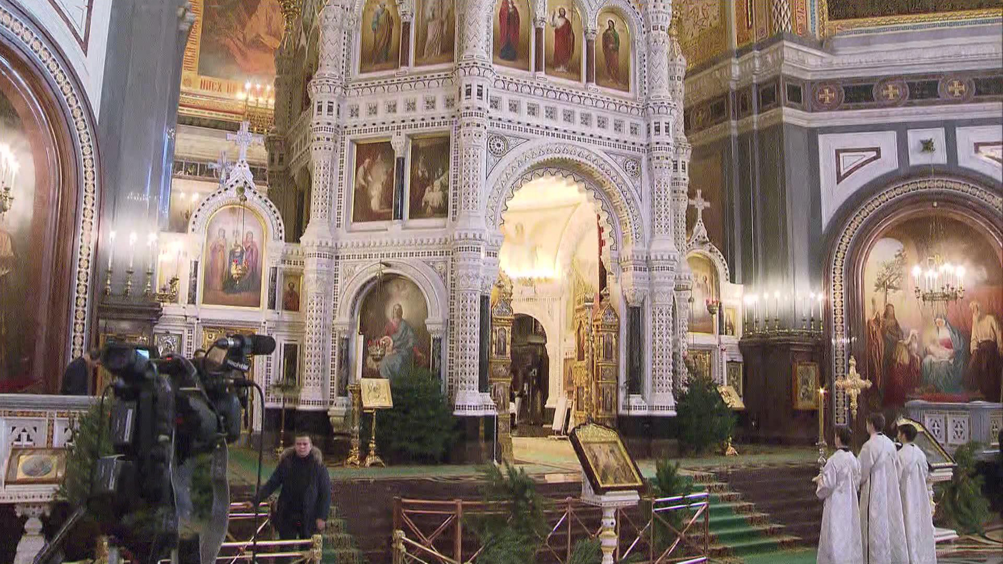 В Храм Христа Спасителя, несмотря на морозы, идут тысячи верующих