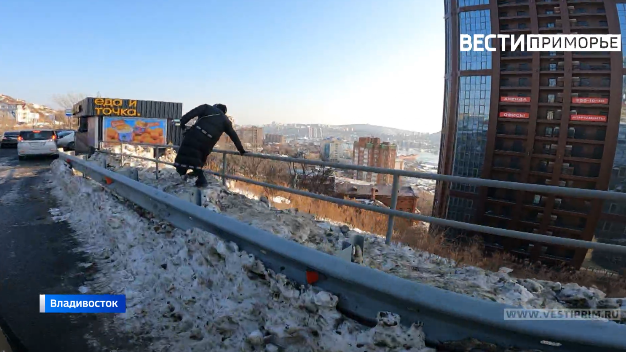 Через 18 дней после снегопада во Владивостоке горожане еще жалуются на неубранный снег
