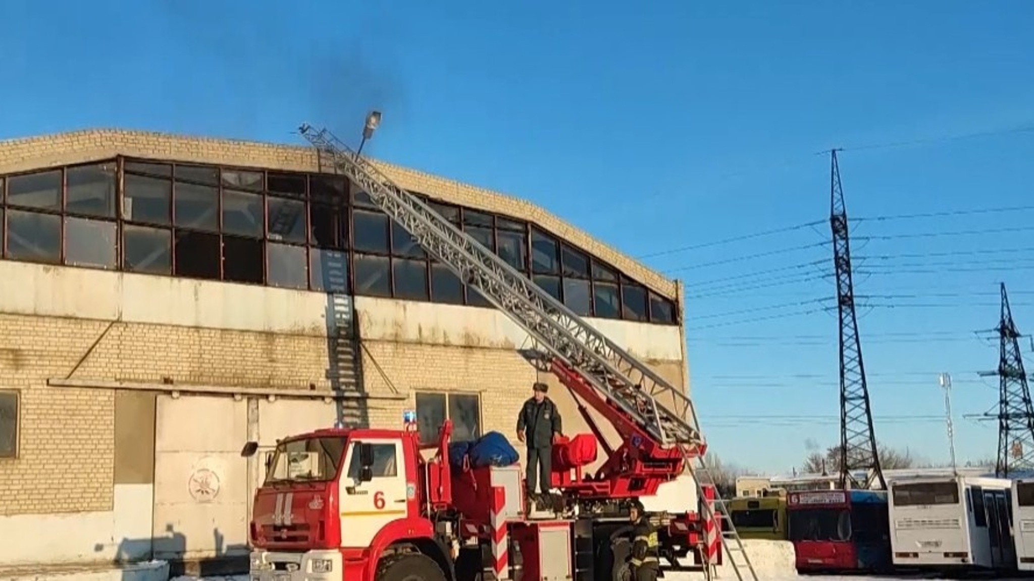 В Саратове тушили пожар на территории одного из крупнейших автобусных парков