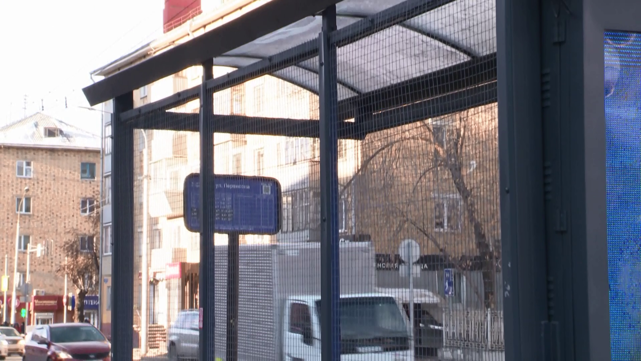 В Красноярске остановки упрятали за решетку
