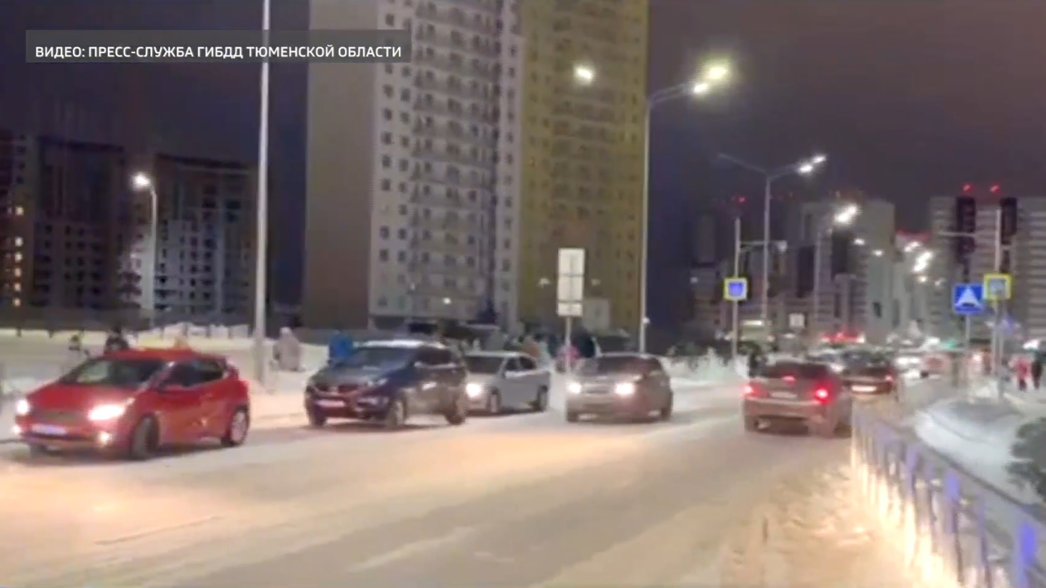 Сотрудники ДПС дежурили у новой школы в Тюмени