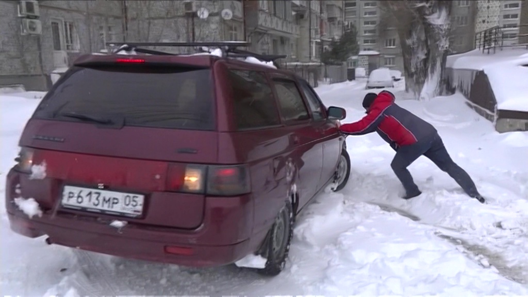 В Дагестане снегопад и ветер вызвали аварии в электросетях и на дорогах