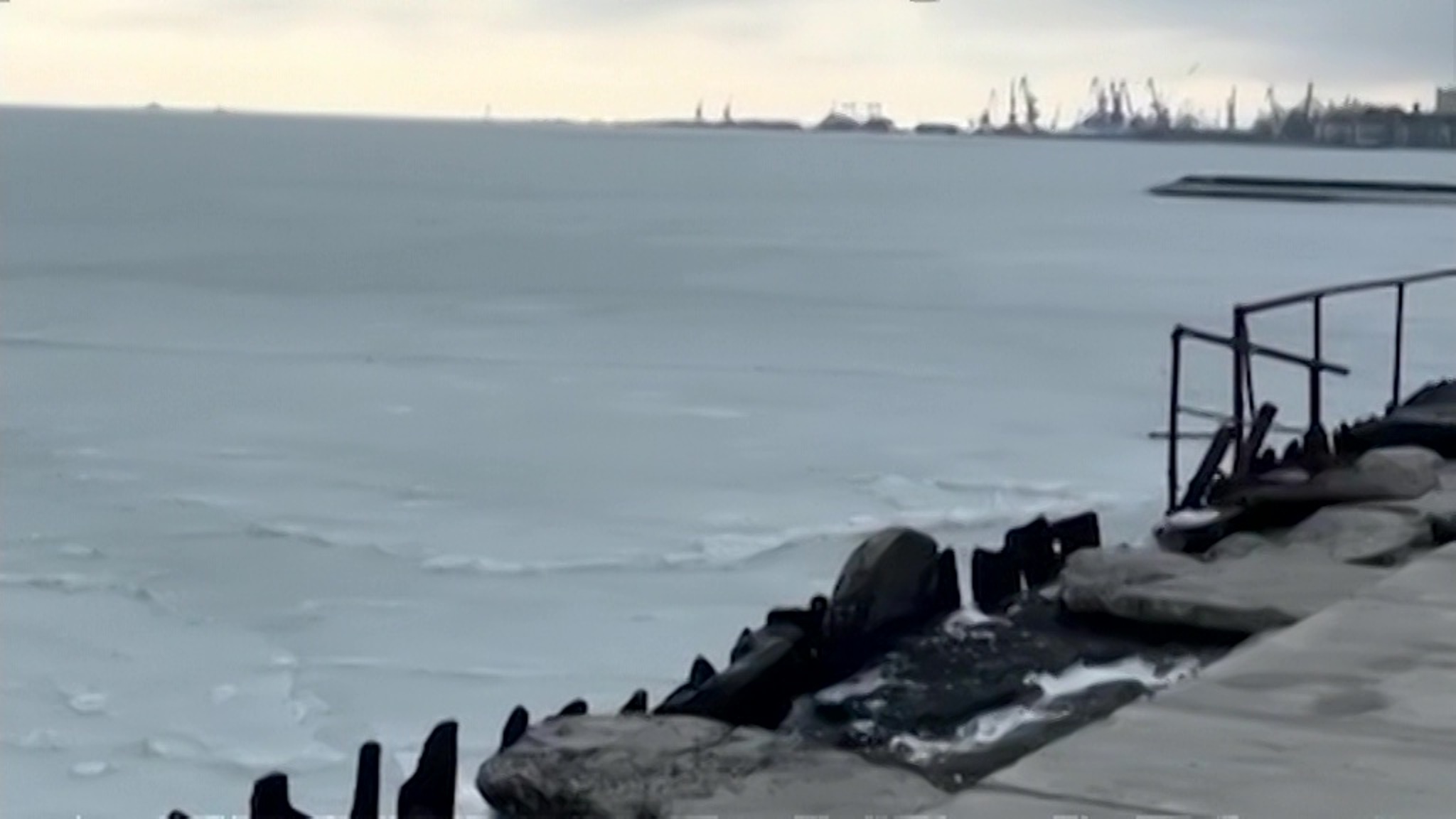Азовское море сковало льдом