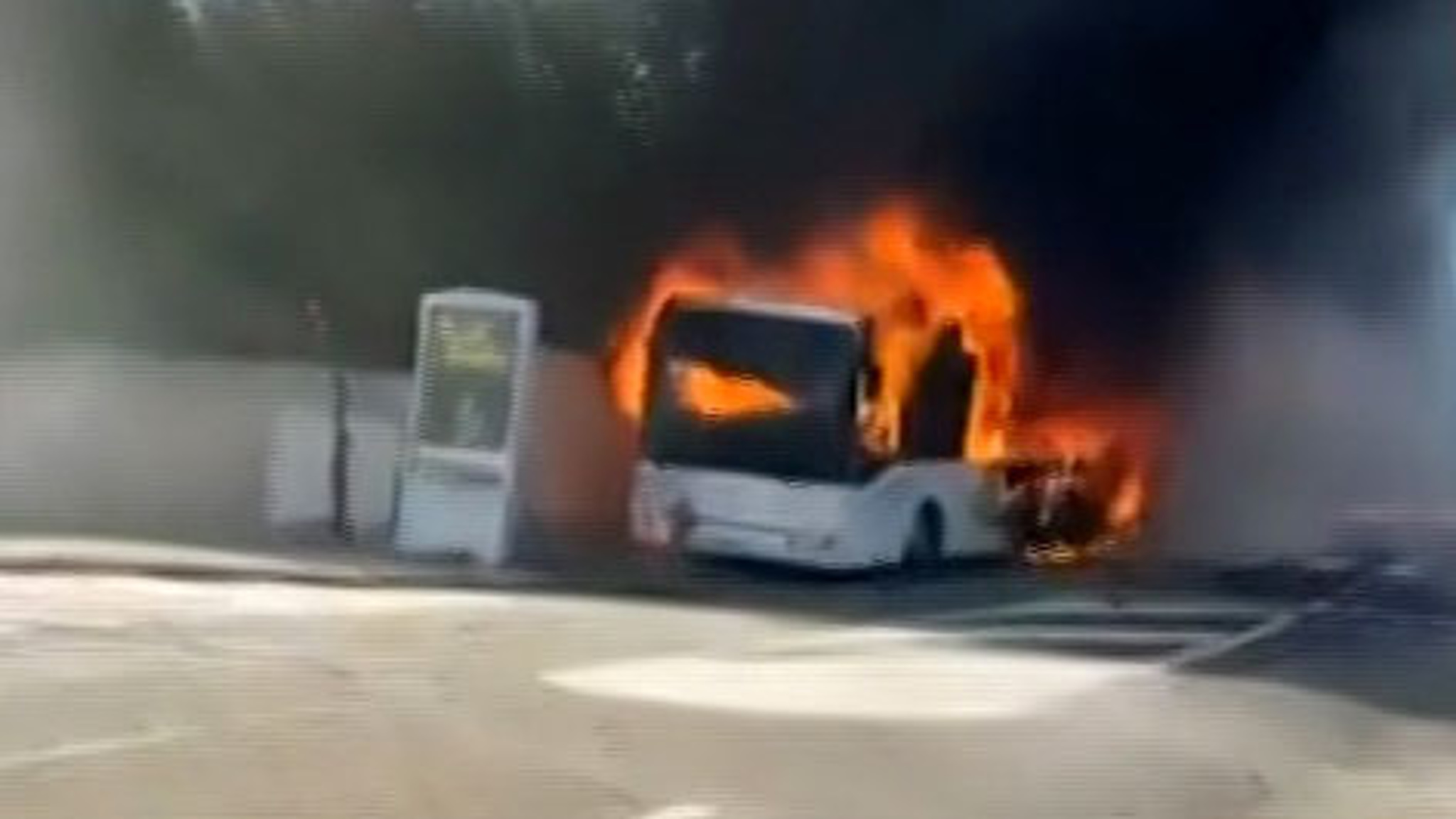 Горящий школьный автобус проехал по улицам французского города