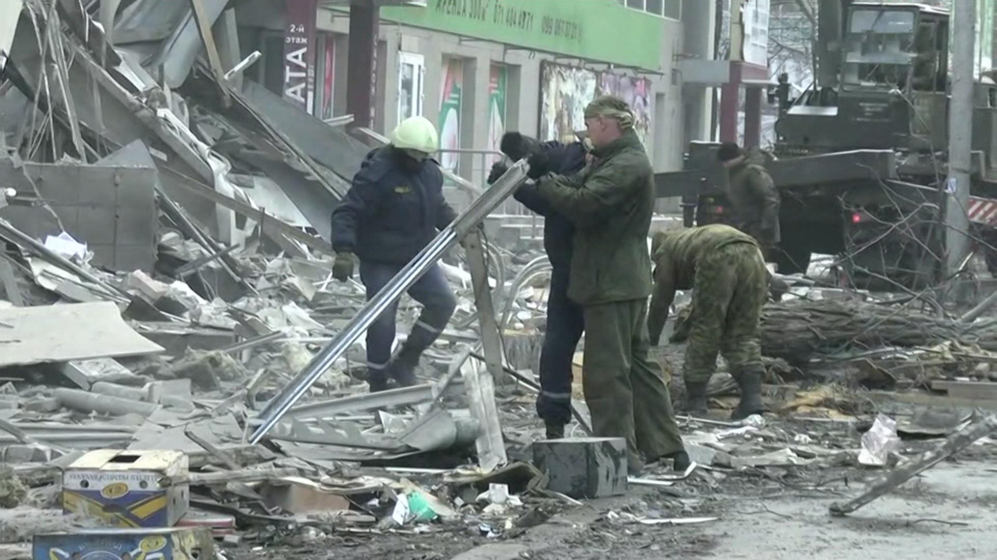 В Донецке разбирают завалы после обстрелов ВСУ
