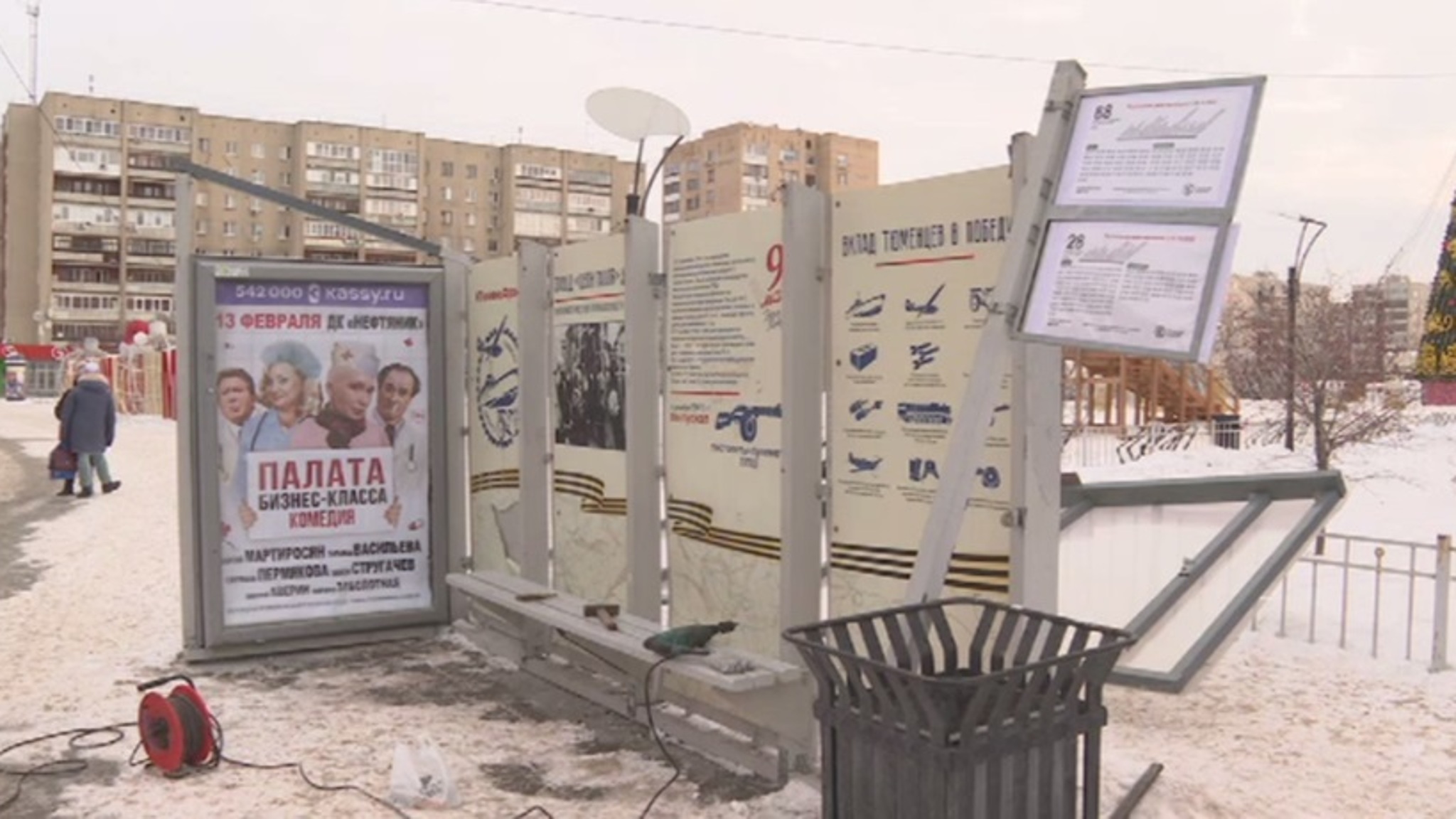 Порывы ветра разрушили остановку в центре Тюмени